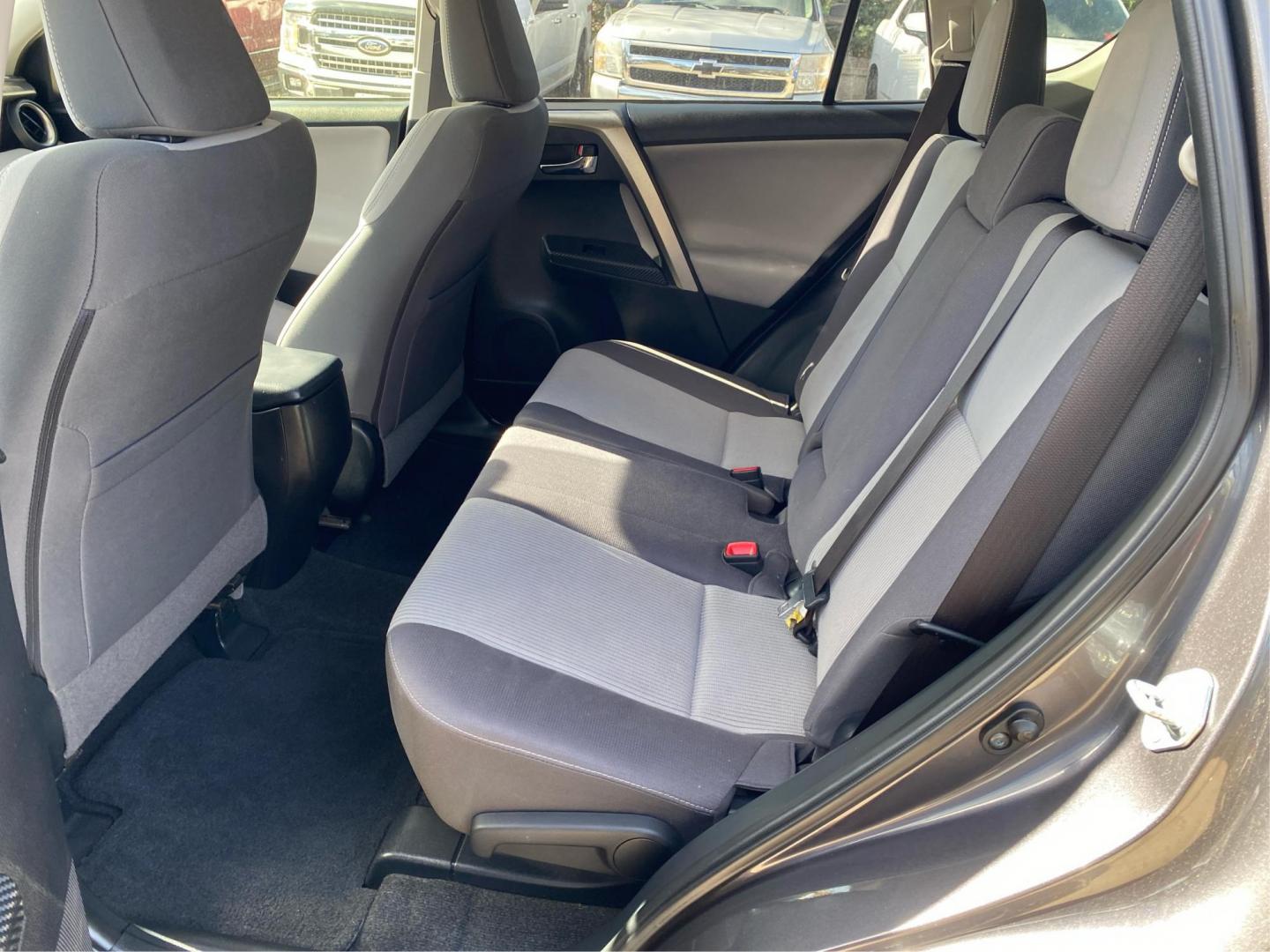 2015 GRAY TOYOTA RAV4 XLE (JTMRFREV3FJ) with an 2.5L engine, Automatic transmission, located at 908 SE 14th Street, Des Moines, IA, 50317, (515) 281-0330, 41.580303, -93.597046 - Photo#9