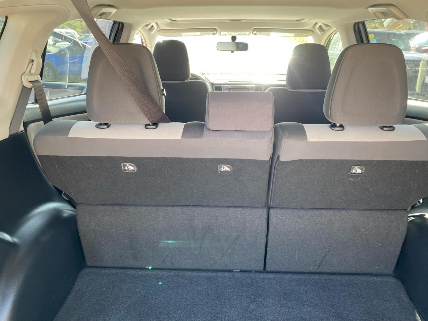 2015 GRAY TOYOTA RAV4 XLE (JTMRFREV3FJ) with an 2.5L engine, Automatic transmission, located at 908 SE 14th Street, Des Moines, IA, 50317, (515) 281-0330, 41.580303, -93.597046 - Photo#12