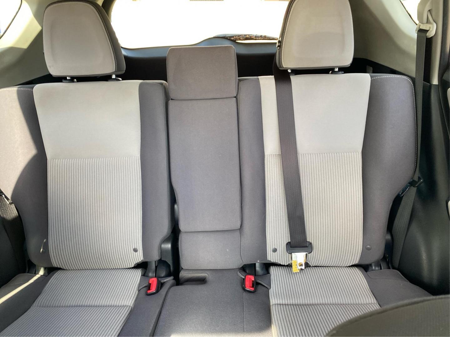 2015 GRAY TOYOTA RAV4 XLE (JTMRFREV3FJ) with an 2.5L engine, Automatic transmission, located at 908 SE 14th Street, Des Moines, IA, 50317, (515) 281-0330, 41.580303, -93.597046 - Photo#14