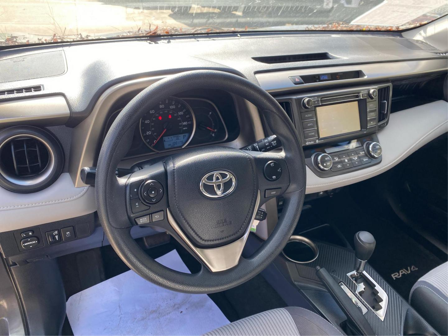 2015 GRAY TOYOTA RAV4 XLE (JTMRFREV3FJ) with an 2.5L engine, Automatic transmission, located at 908 SE 14th Street, Des Moines, IA, 50317, (515) 281-0330, 41.580303, -93.597046 - Photo#16