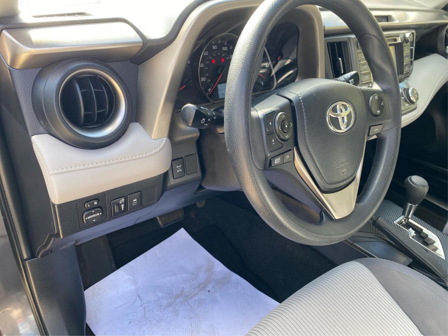 2015 GRAY TOYOTA RAV4 XLE (JTMRFREV3FJ) with an 2.5L engine, Automatic transmission, located at 908 SE 14th Street, Des Moines, IA, 50317, (515) 281-0330, 41.580303, -93.597046 - Photo#17