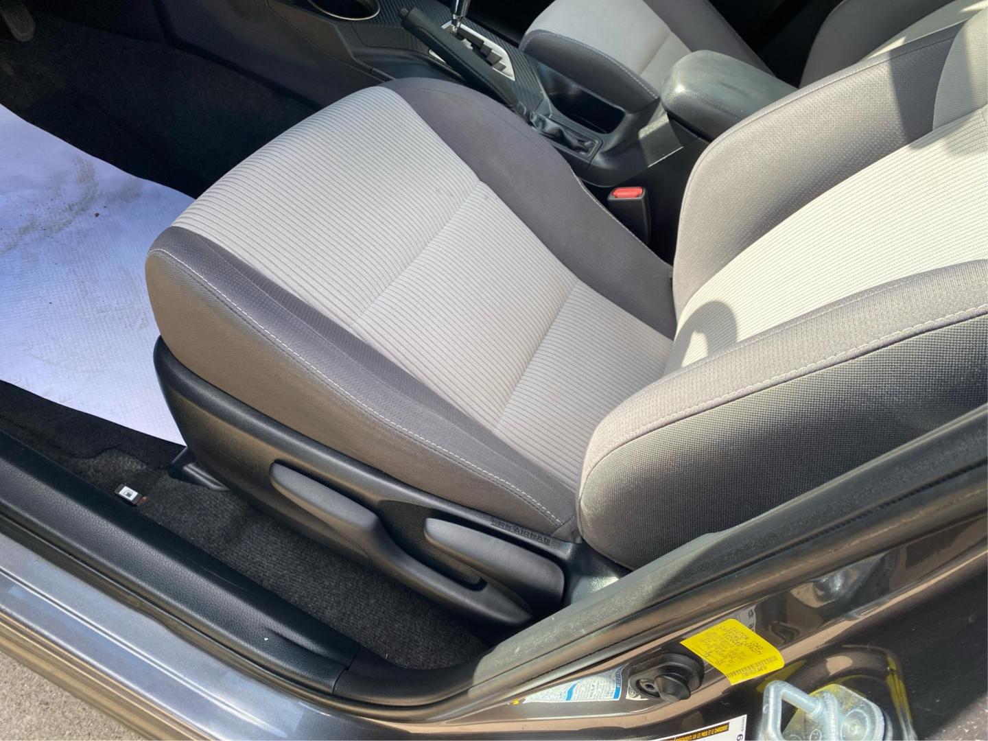 2015 GRAY TOYOTA RAV4 XLE (JTMRFREV3FJ) with an 2.5L engine, Automatic transmission, located at 908 SE 14th Street, Des Moines, IA, 50317, (515) 281-0330, 41.580303, -93.597046 - Photo#18