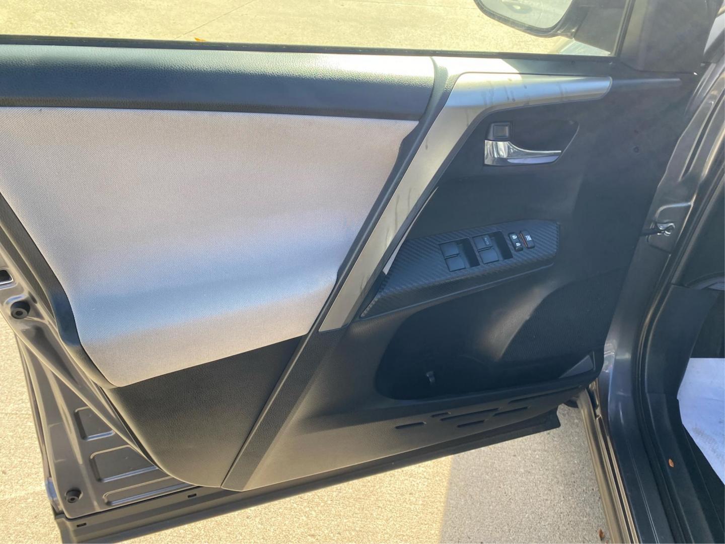 2015 GRAY TOYOTA RAV4 XLE (JTMRFREV3FJ) with an 2.5L engine, Automatic transmission, located at 908 SE 14th Street, Des Moines, IA, 50317, (515) 281-0330, 41.580303, -93.597046 - Photo#19