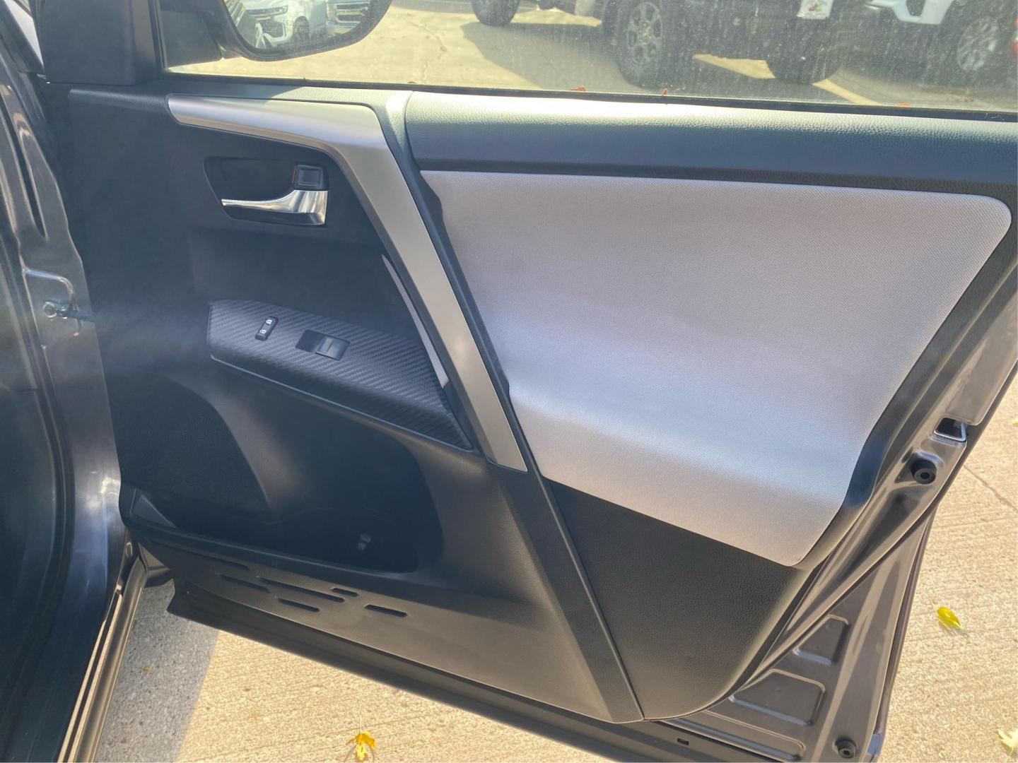 2015 GRAY TOYOTA RAV4 XLE (JTMRFREV3FJ) with an 2.5L engine, Automatic transmission, located at 908 SE 14th Street, Des Moines, IA, 50317, (515) 281-0330, 41.580303, -93.597046 - Photo#20