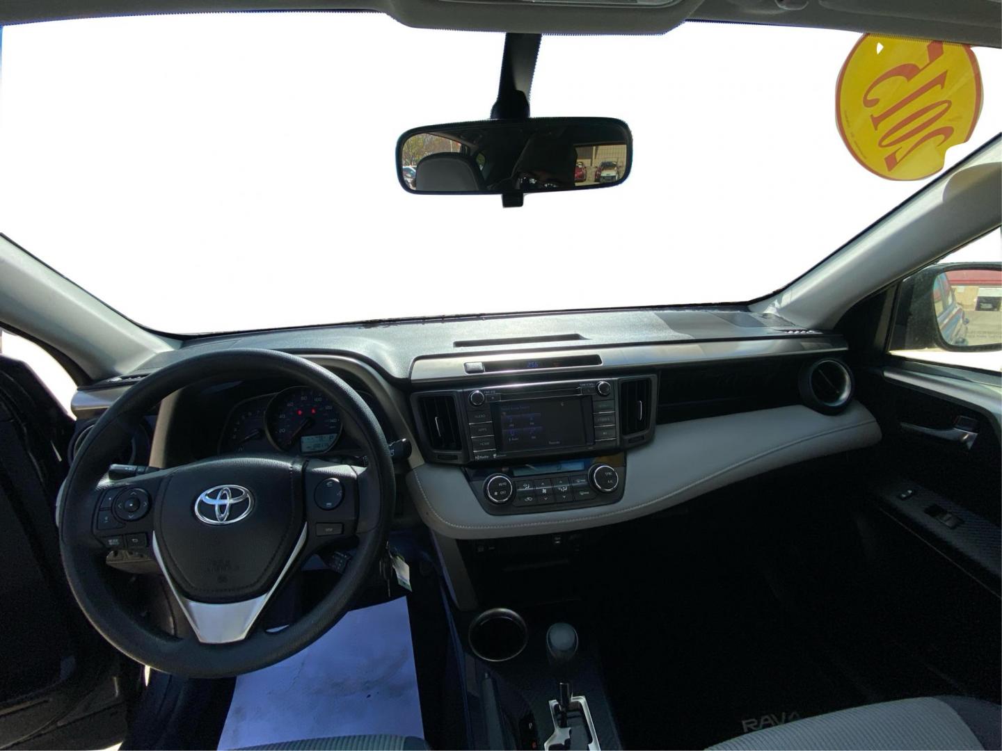 2015 GRAY TOYOTA RAV4 XLE (JTMRFREV3FJ) with an 2.5L engine, Automatic transmission, located at 908 SE 14th Street, Des Moines, IA, 50317, (515) 281-0330, 41.580303, -93.597046 - Photo#22