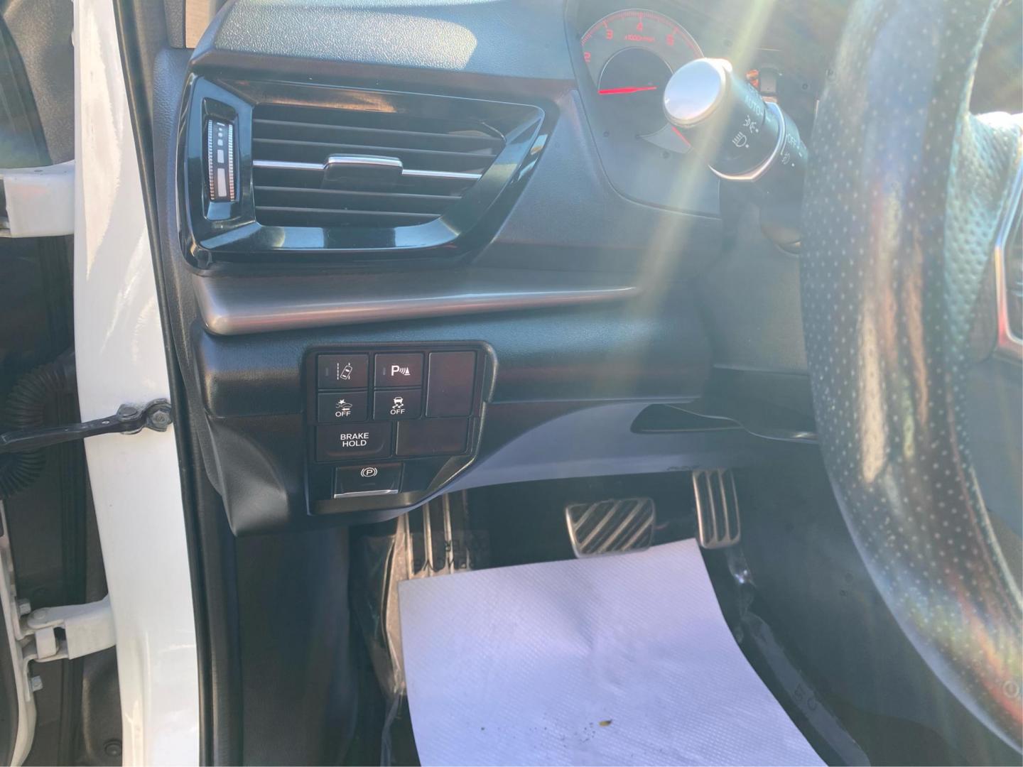 2019 WHITE ACURA RDX A-SPEC (5J8TC2H67KL) with an 2.0L engine, Automatic transmission, located at 908 SE 14th Street, Des Moines, IA, 50317, (515) 281-0330, 41.580303, -93.597046 - Photo#17