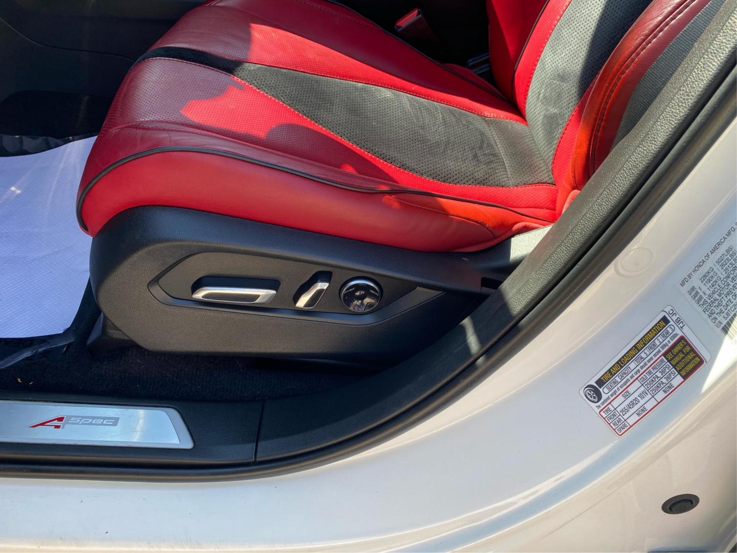 2019 WHITE ACURA RDX A-SPEC (5J8TC2H67KL) with an 2.0L engine, Automatic transmission, located at 908 SE 14th Street, Des Moines, IA, 50317, (515) 281-0330, 41.580303, -93.597046 - Photo#18