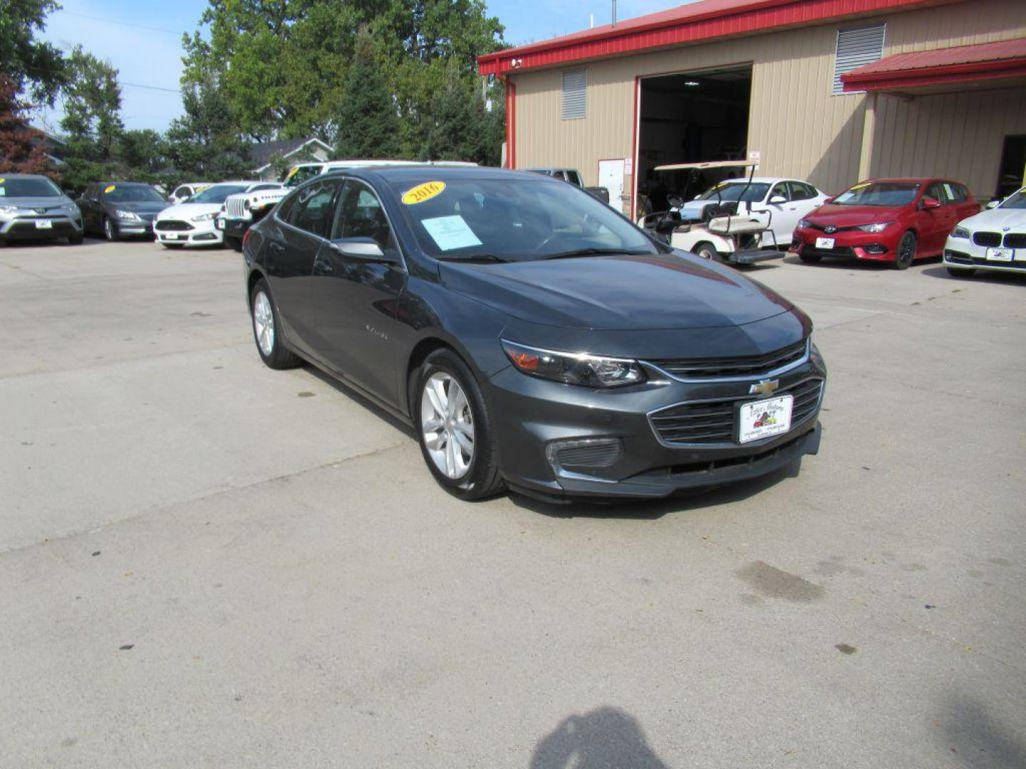 2016 GRAY CHEVROLET MALIBU LT (1G1ZE5ST4GF) with an 1.5L engine, Automatic transmission, located at 908 SE 14th Street, Des Moines, IA, 50317, (515) 281-0330, 41.580303, -93.597046 - Photo#2