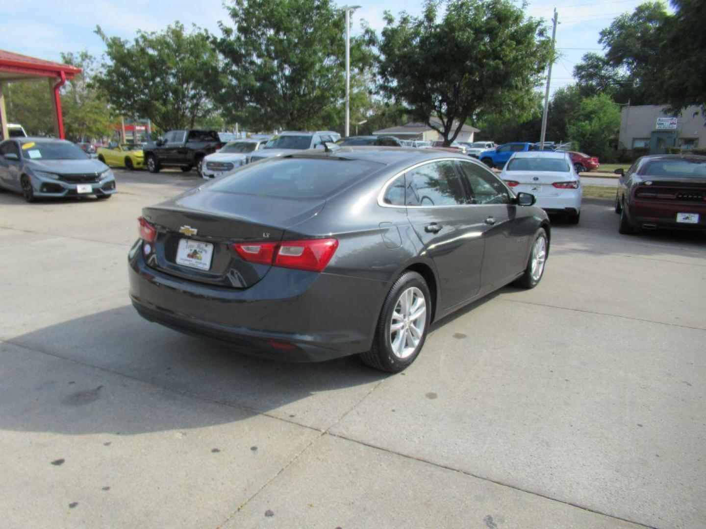 2016 GRAY CHEVROLET MALIBU LT (1G1ZE5ST4GF) with an 1.5L engine, Automatic transmission, located at 908 SE 14th Street, Des Moines, IA, 50317, (515) 281-0330, 41.580303, -93.597046 - Photo#4