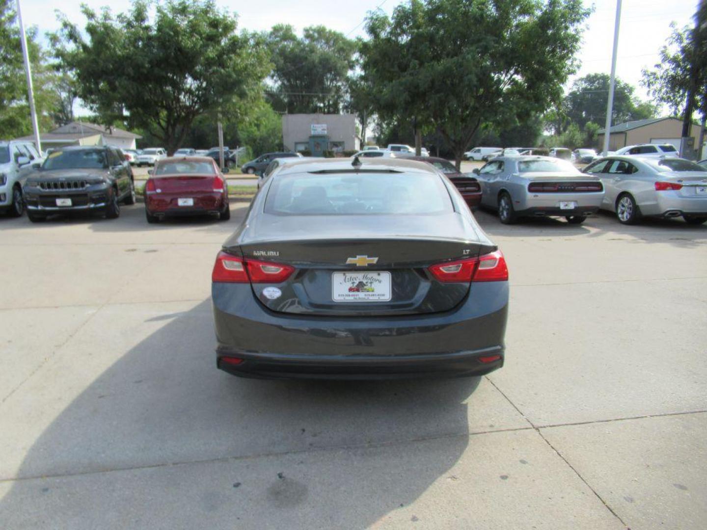 2016 GRAY CHEVROLET MALIBU LT (1G1ZE5ST4GF) with an 1.5L engine, Automatic transmission, located at 908 SE 14th Street, Des Moines, IA, 50317, (515) 281-0330, 41.580303, -93.597046 - Photo#5