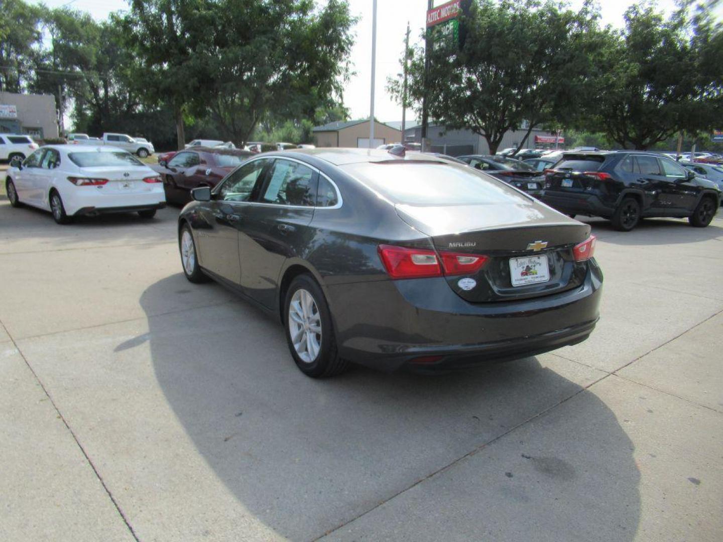 2016 GRAY CHEVROLET MALIBU LT (1G1ZE5ST4GF) with an 1.5L engine, Automatic transmission, located at 908 SE 14th Street, Des Moines, IA, 50317, (515) 281-0330, 41.580303, -93.597046 - Photo#6