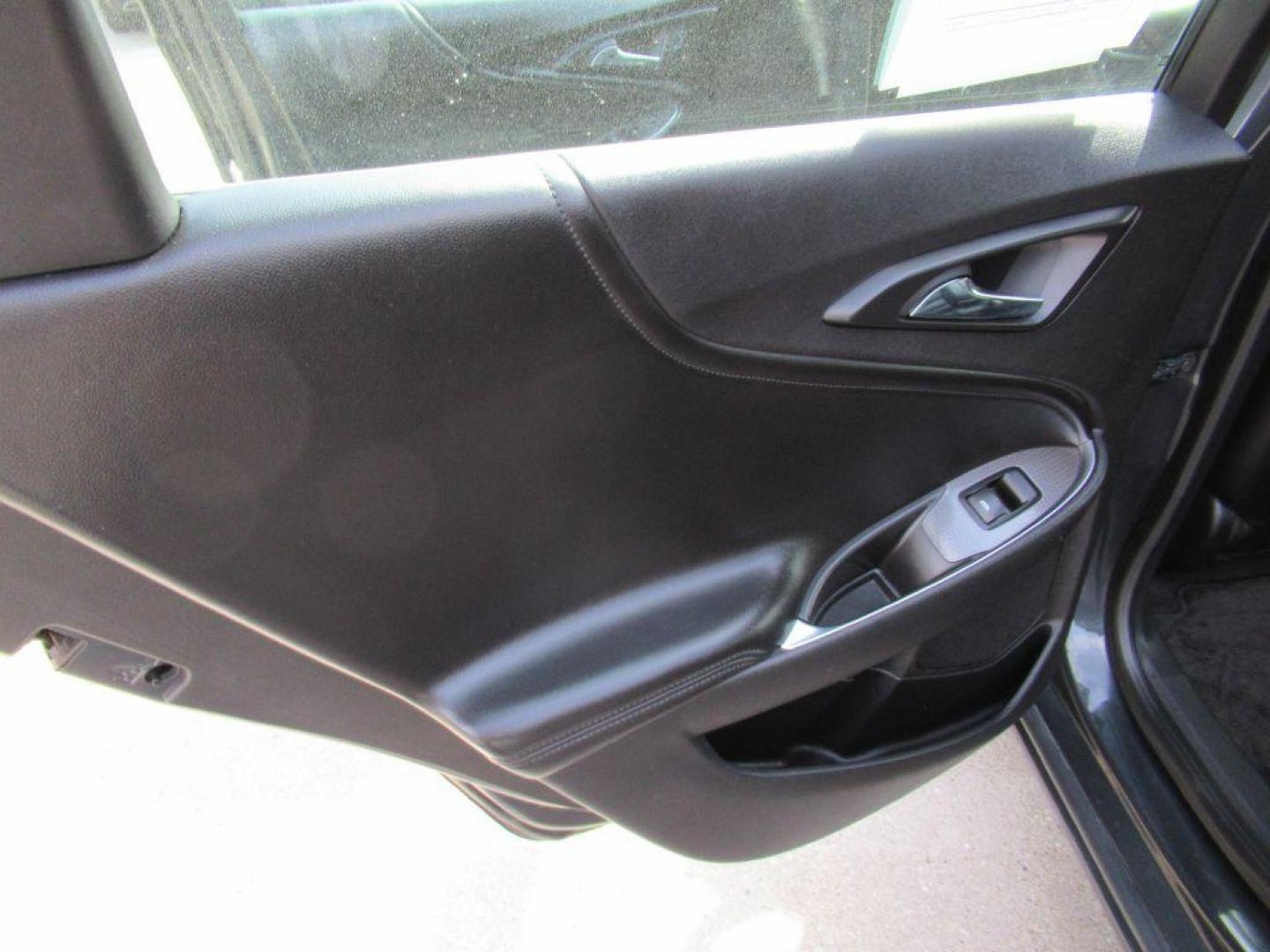 2016 GRAY CHEVROLET MALIBU LT (1G1ZE5ST4GF) with an 1.5L engine, Automatic transmission, located at 908 SE 14th Street, Des Moines, IA, 50317, (515) 281-0330, 41.580303, -93.597046 - Photo#10