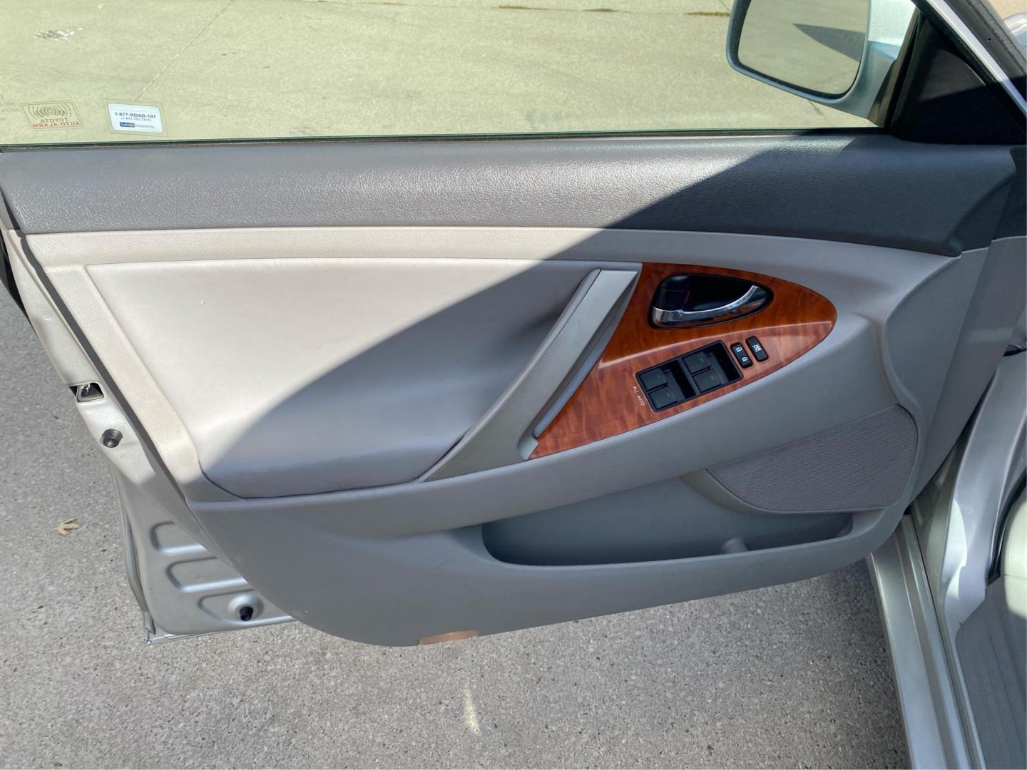 2011 SILVER TOYOTA CAMRY BASE (4T4BF3EK6BR) with an 2.5L engine, Automatic transmission, located at 908 SE 14th Street, Des Moines, IA, 50317, (515) 281-0330, 41.580303, -93.597046 - Photo#18