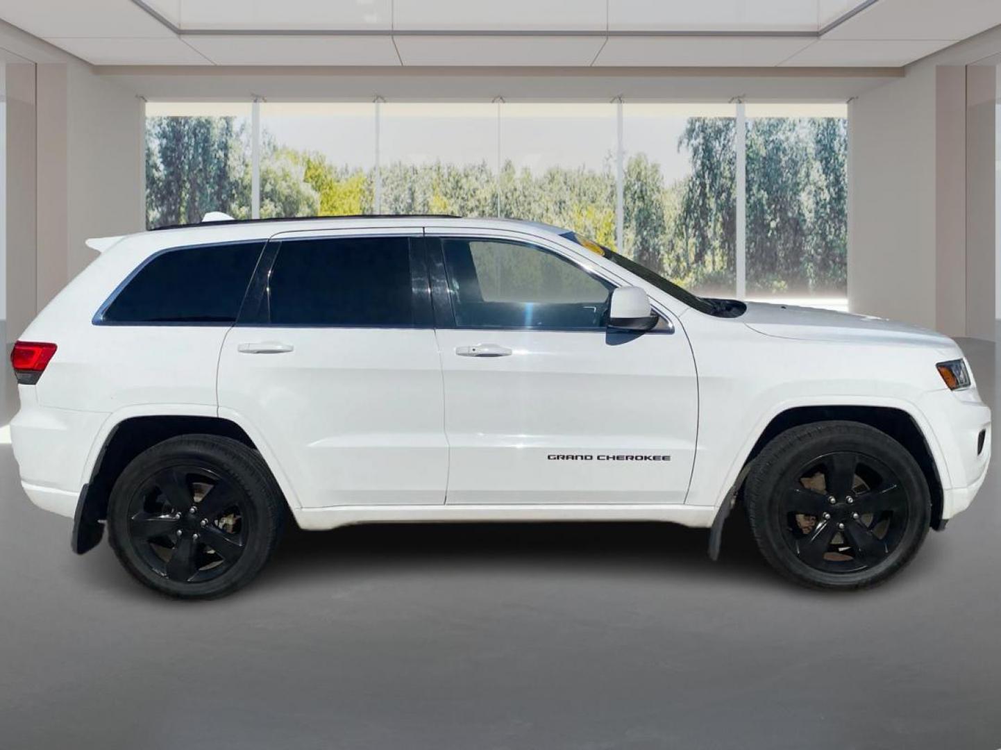 2015 WHITE JEEP GRAND CHEROKEE LAREDO (1C4RJFAG5FC) with an 3.6L engine, Automatic transmission, located at 908 SE 14th Street, Des Moines, IA, 50317, (515) 281-0330, 41.580303, -93.597046 - Photo#1