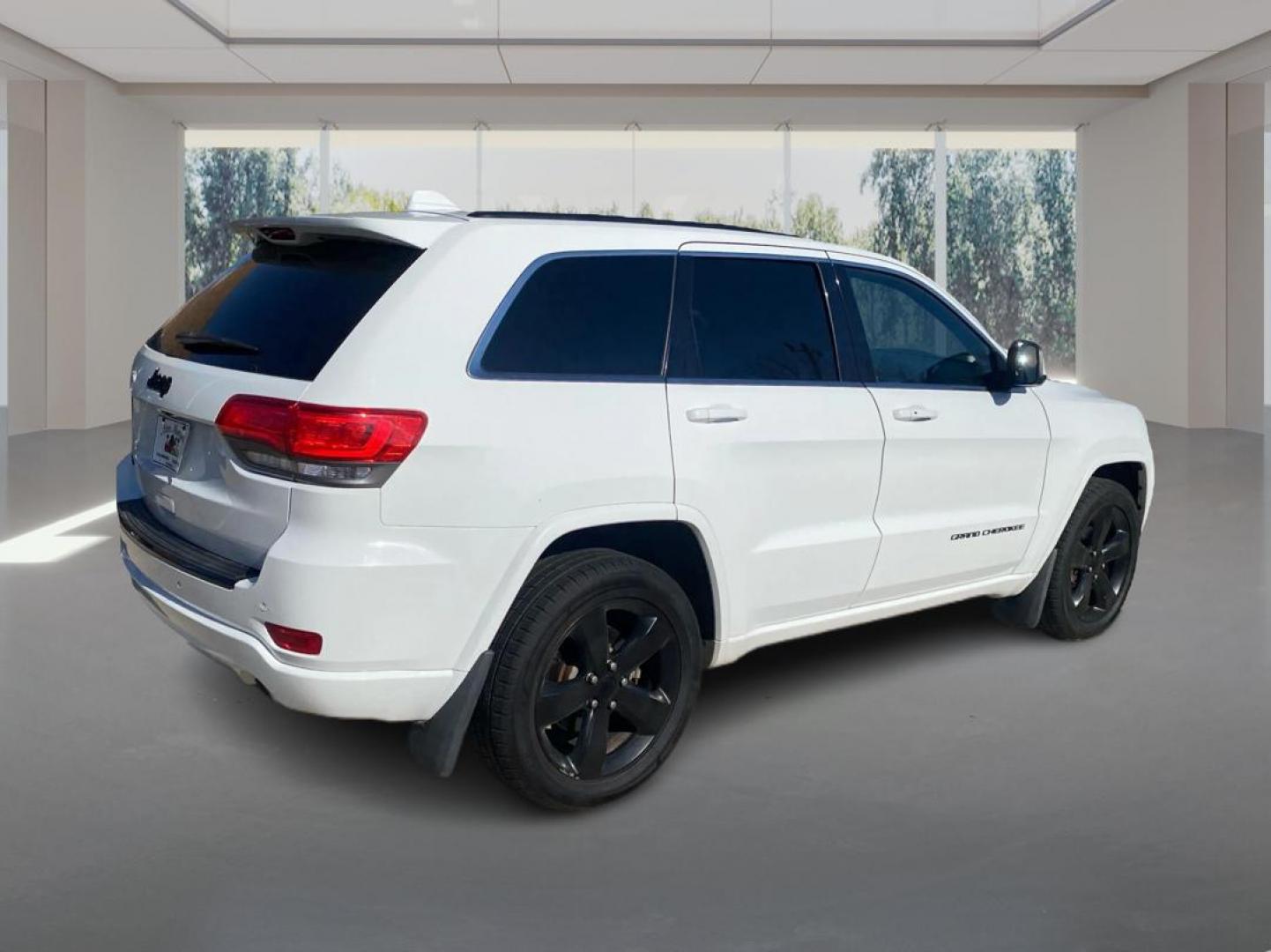 2015 WHITE JEEP GRAND CHEROKEE LAREDO (1C4RJFAG5FC) with an 3.6L engine, Automatic transmission, located at 908 SE 14th Street, Des Moines, IA, 50317, (515) 281-0330, 41.580303, -93.597046 - Photo#2
