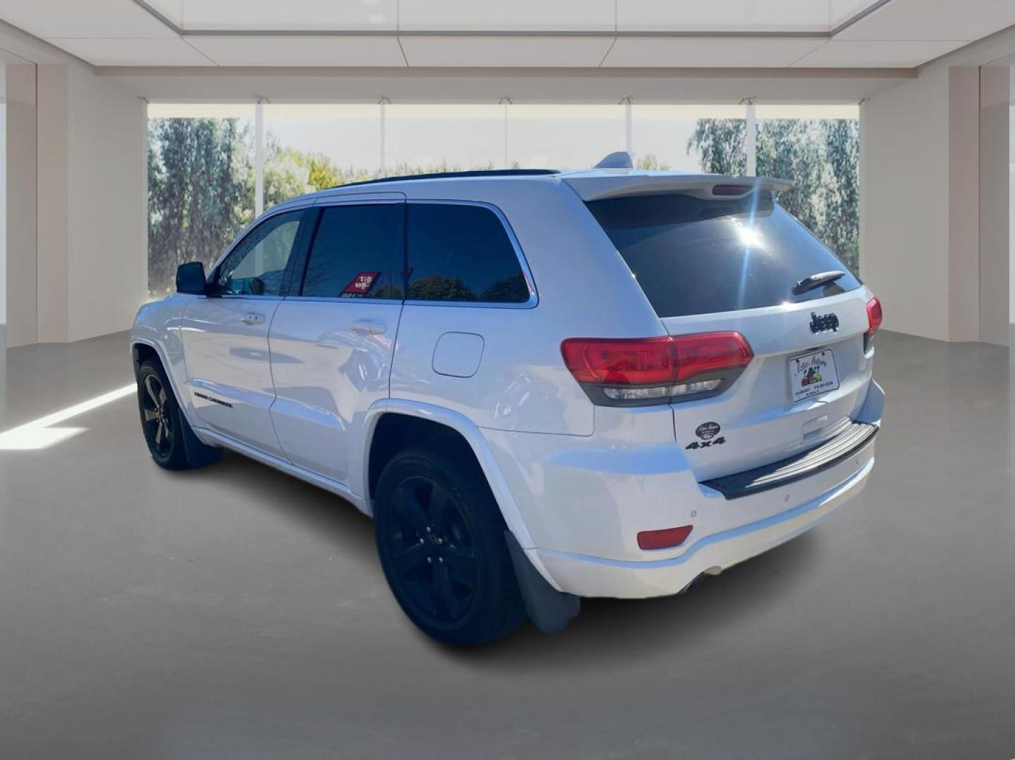 2015 WHITE JEEP GRAND CHEROKEE LAREDO (1C4RJFAG5FC) with an 3.6L engine, Automatic transmission, located at 908 SE 14th Street, Des Moines, IA, 50317, (515) 281-0330, 41.580303, -93.597046 - Photo#4