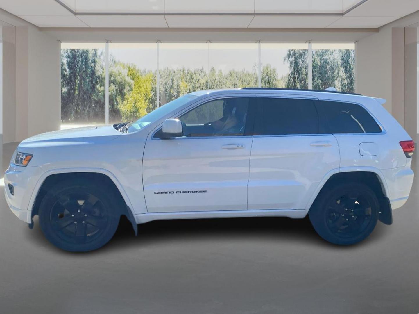 2015 WHITE JEEP GRAND CHEROKEE LAREDO (1C4RJFAG5FC) with an 3.6L engine, Automatic transmission, located at 908 SE 14th Street, Des Moines, IA, 50317, (515) 281-0330, 41.580303, -93.597046 - Photo#5