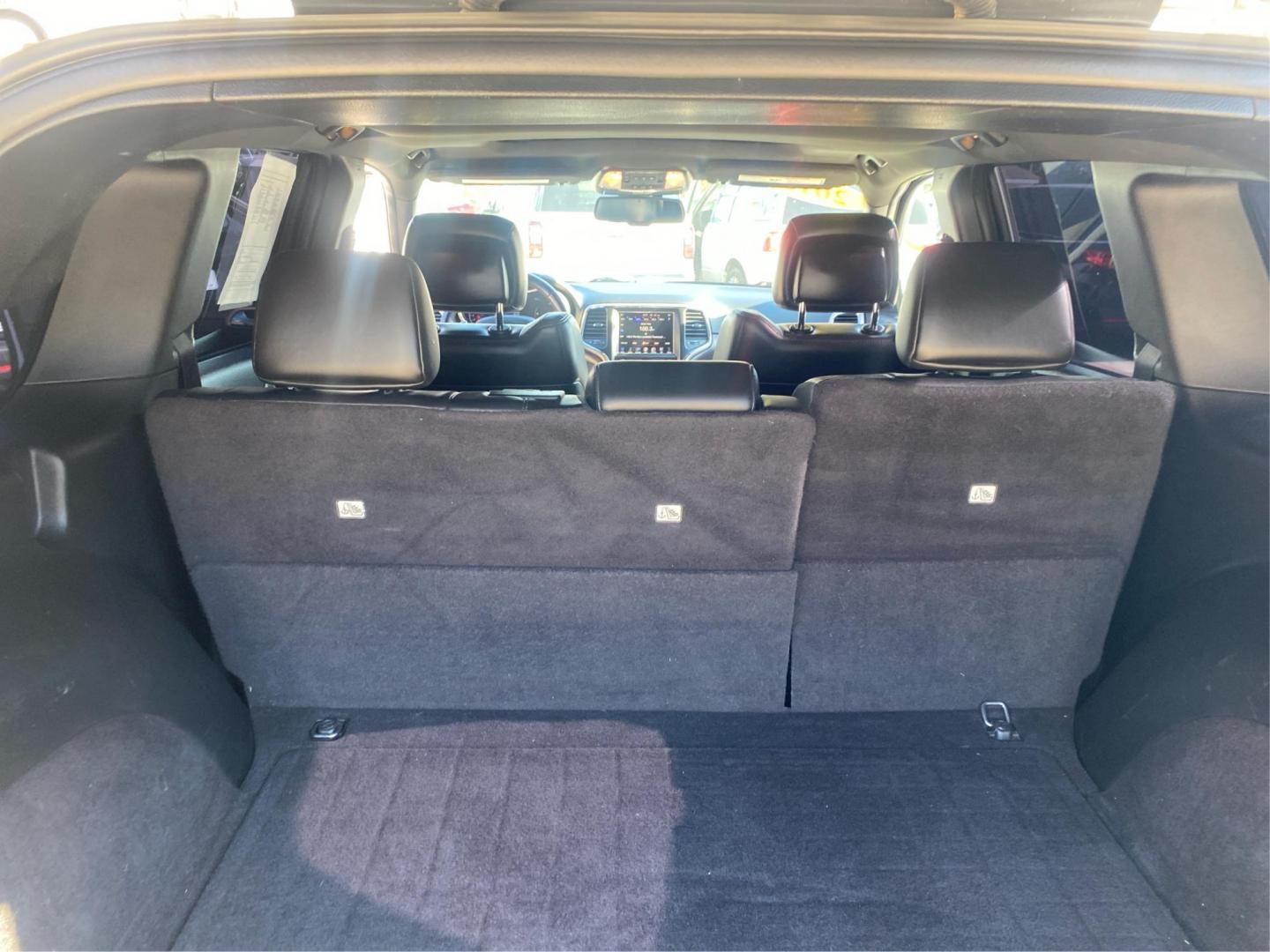 2015 WHITE JEEP GRAND CHEROKEE LAREDO (1C4RJFAG5FC) with an 3.6L engine, Automatic transmission, located at 908 SE 14th Street, Des Moines, IA, 50317, (515) 281-0330, 41.580303, -93.597046 - Photo#12