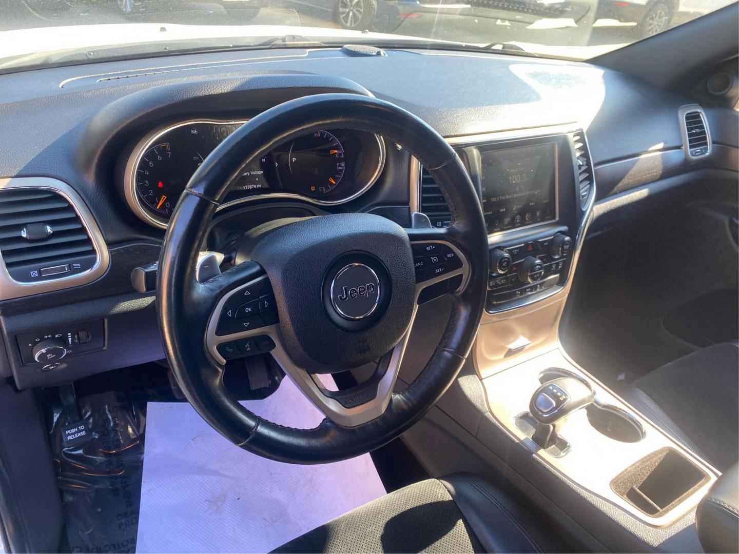 2015 WHITE JEEP GRAND CHEROKEE LAREDO (1C4RJFAG5FC) with an 3.6L engine, Automatic transmission, located at 908 SE 14th Street, Des Moines, IA, 50317, (515) 281-0330, 41.580303, -93.597046 - Photo#16