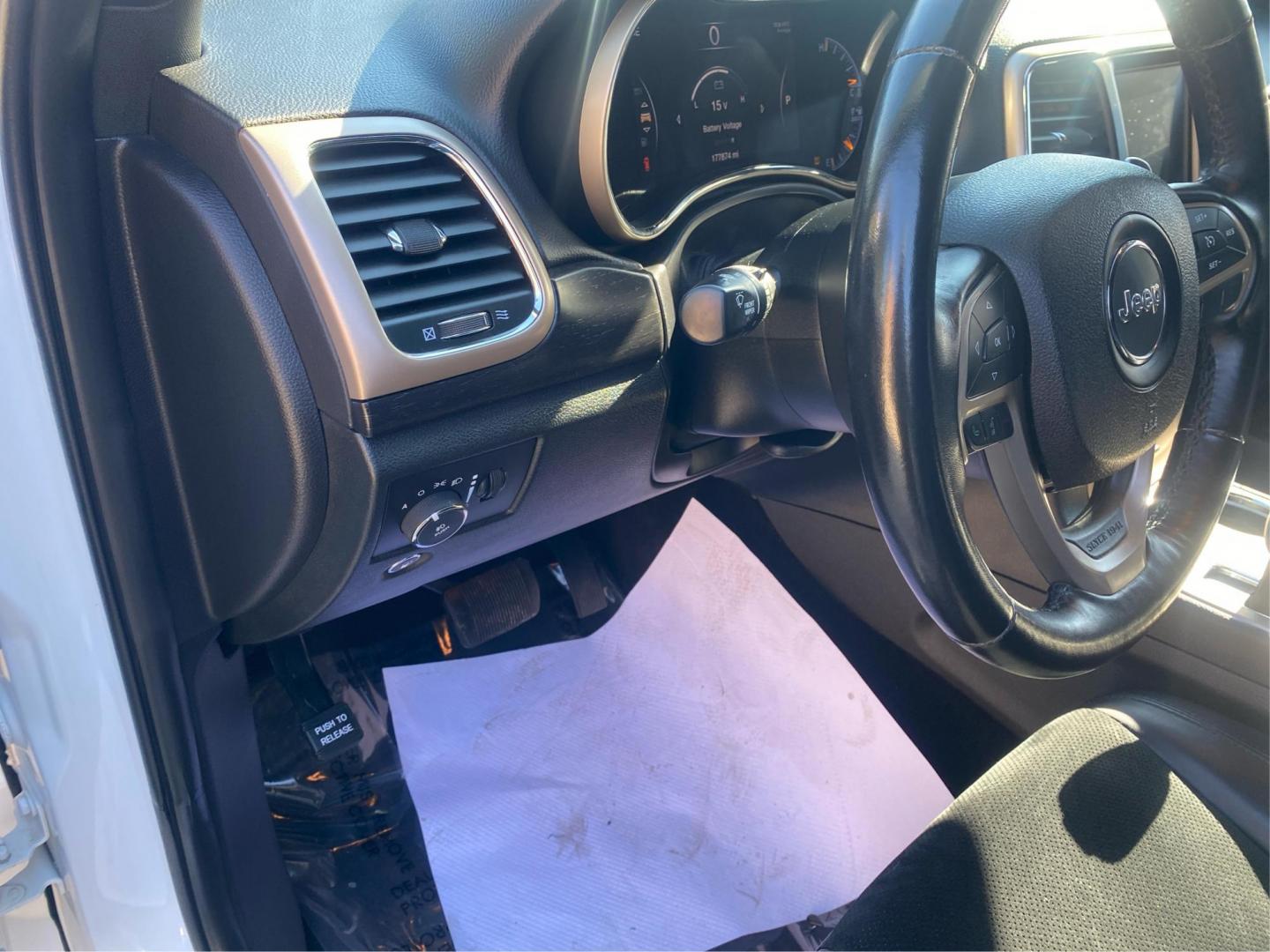 2015 WHITE JEEP GRAND CHEROKEE LAREDO (1C4RJFAG5FC) with an 3.6L engine, Automatic transmission, located at 908 SE 14th Street, Des Moines, IA, 50317, (515) 281-0330, 41.580303, -93.597046 - Photo#17