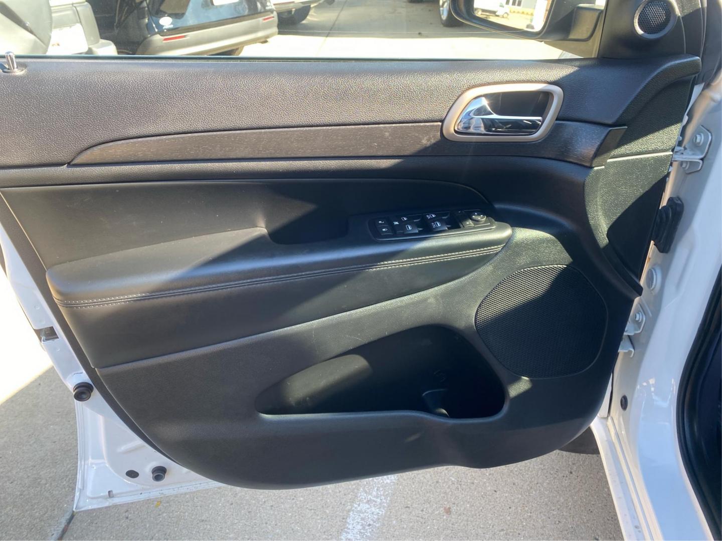 2015 WHITE JEEP GRAND CHEROKEE LAREDO (1C4RJFAG5FC) with an 3.6L engine, Automatic transmission, located at 908 SE 14th Street, Des Moines, IA, 50317, (515) 281-0330, 41.580303, -93.597046 - Photo#19