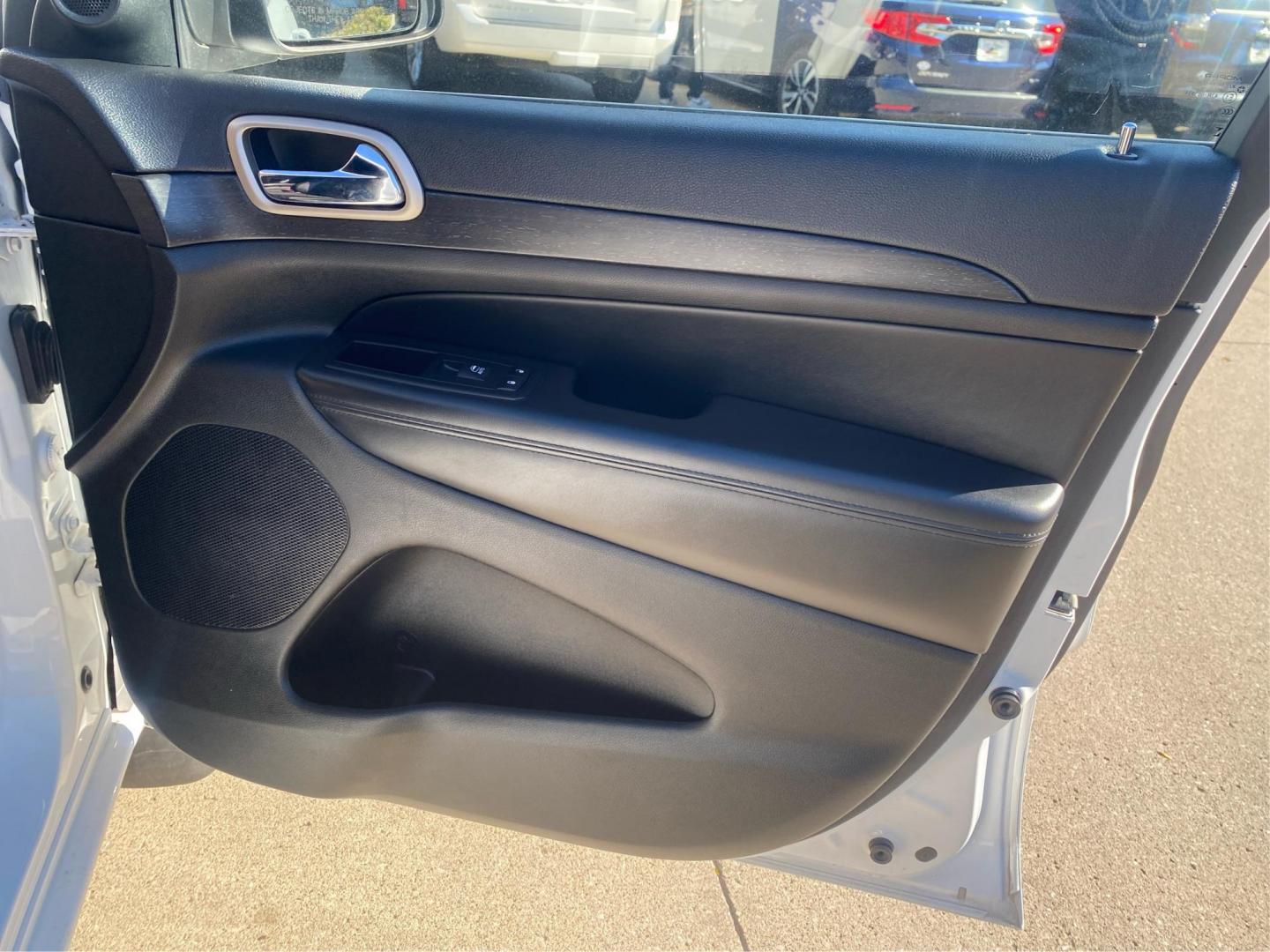 2015 WHITE JEEP GRAND CHEROKEE LAREDO (1C4RJFAG5FC) with an 3.6L engine, Automatic transmission, located at 908 SE 14th Street, Des Moines, IA, 50317, (515) 281-0330, 41.580303, -93.597046 - Photo#20