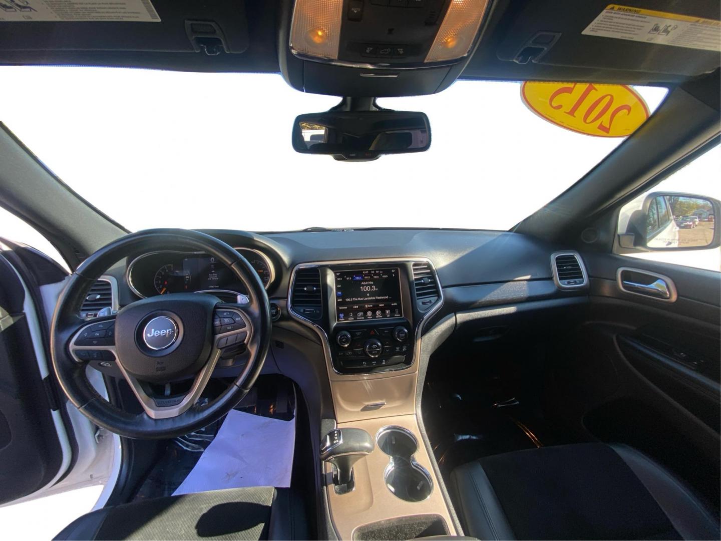 2015 WHITE JEEP GRAND CHEROKEE LAREDO (1C4RJFAG5FC) with an 3.6L engine, Automatic transmission, located at 908 SE 14th Street, Des Moines, IA, 50317, (515) 281-0330, 41.580303, -93.597046 - Photo#22