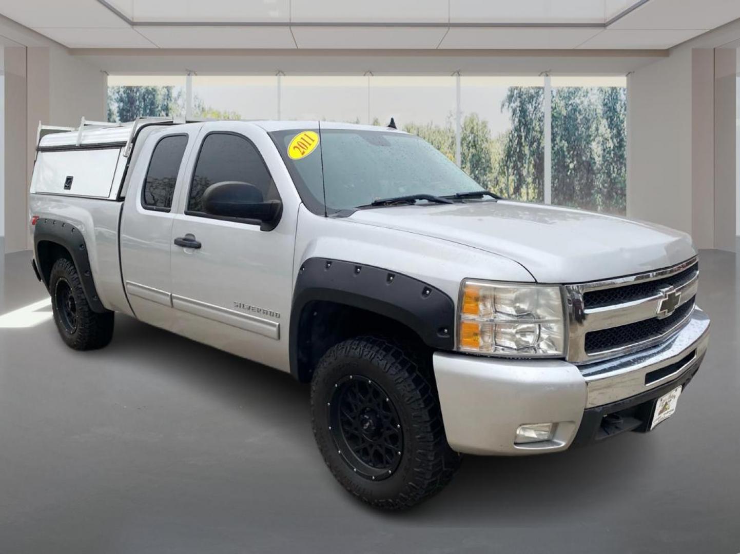 2011 SILVER CHEVROLET SILVERADO 1500 LT (1GCRKSE30BZ) with an 5.3L engine, Automatic transmission, located at 908 SE 14th Street, Des Moines, IA, 50317, (515) 281-0330, 41.580303, -93.597046 - Photo#0