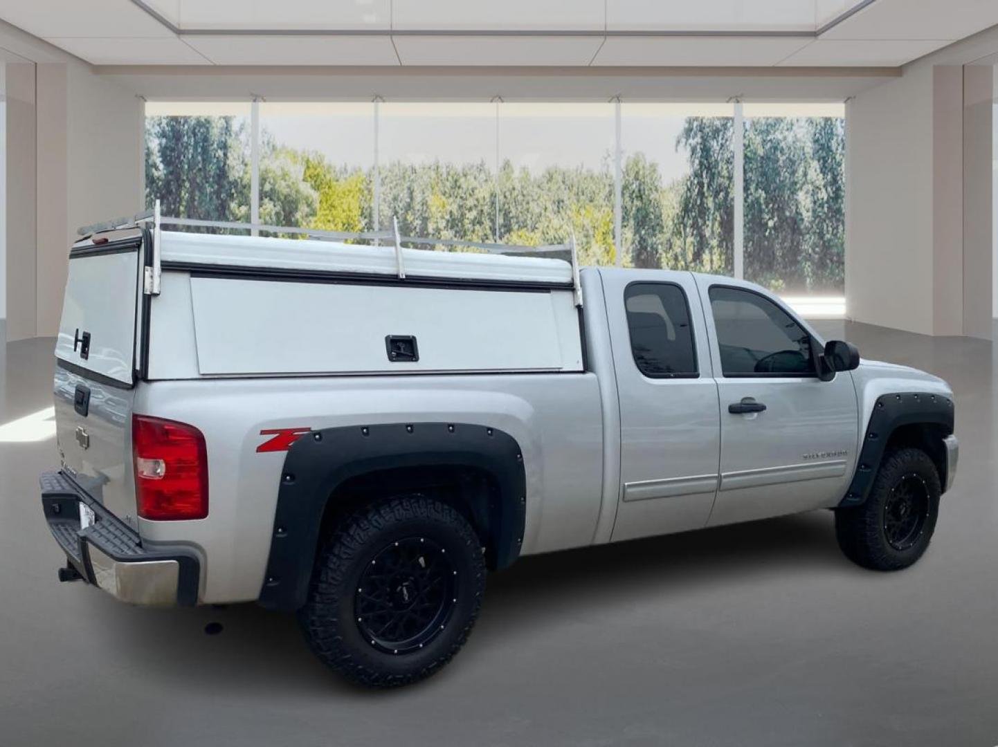 2011 SILVER CHEVROLET SILVERADO 1500 LT (1GCRKSE30BZ) with an 5.3L engine, Automatic transmission, located at 908 SE 14th Street, Des Moines, IA, 50317, (515) 281-0330, 41.580303, -93.597046 - Photo#2