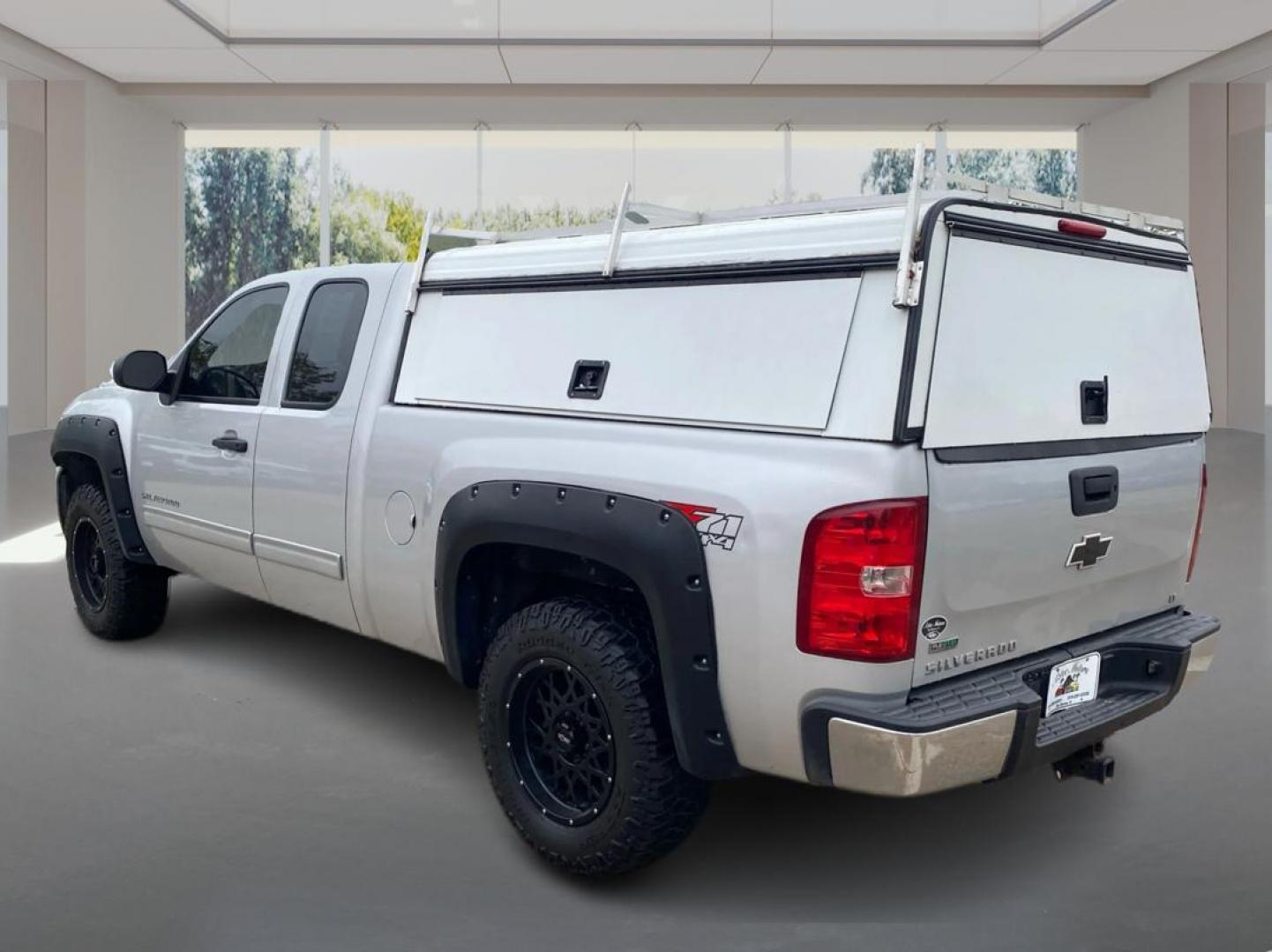 2011 SILVER CHEVROLET SILVERADO 1500 LT (1GCRKSE30BZ) with an 5.3L engine, Automatic transmission, located at 908 SE 14th Street, Des Moines, IA, 50317, (515) 281-0330, 41.580303, -93.597046 - Photo#4
