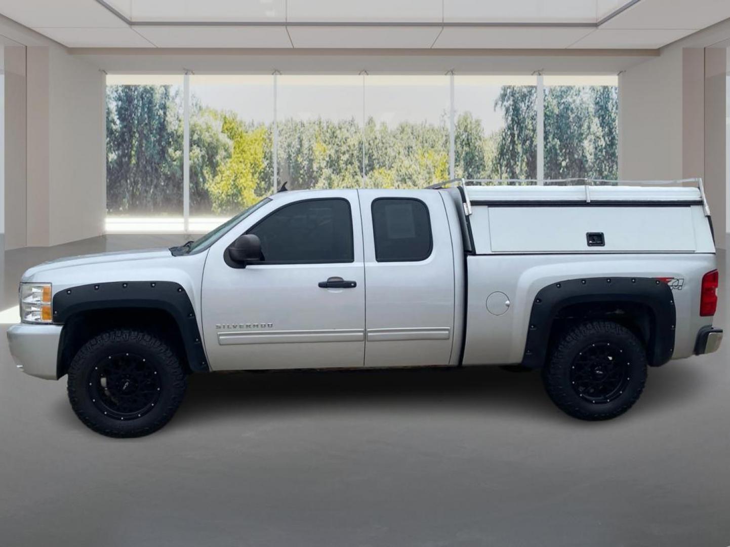 2011 SILVER CHEVROLET SILVERADO 1500 LT (1GCRKSE30BZ) with an 5.3L engine, Automatic transmission, located at 908 SE 14th Street, Des Moines, IA, 50317, (515) 281-0330, 41.580303, -93.597046 - Photo#5