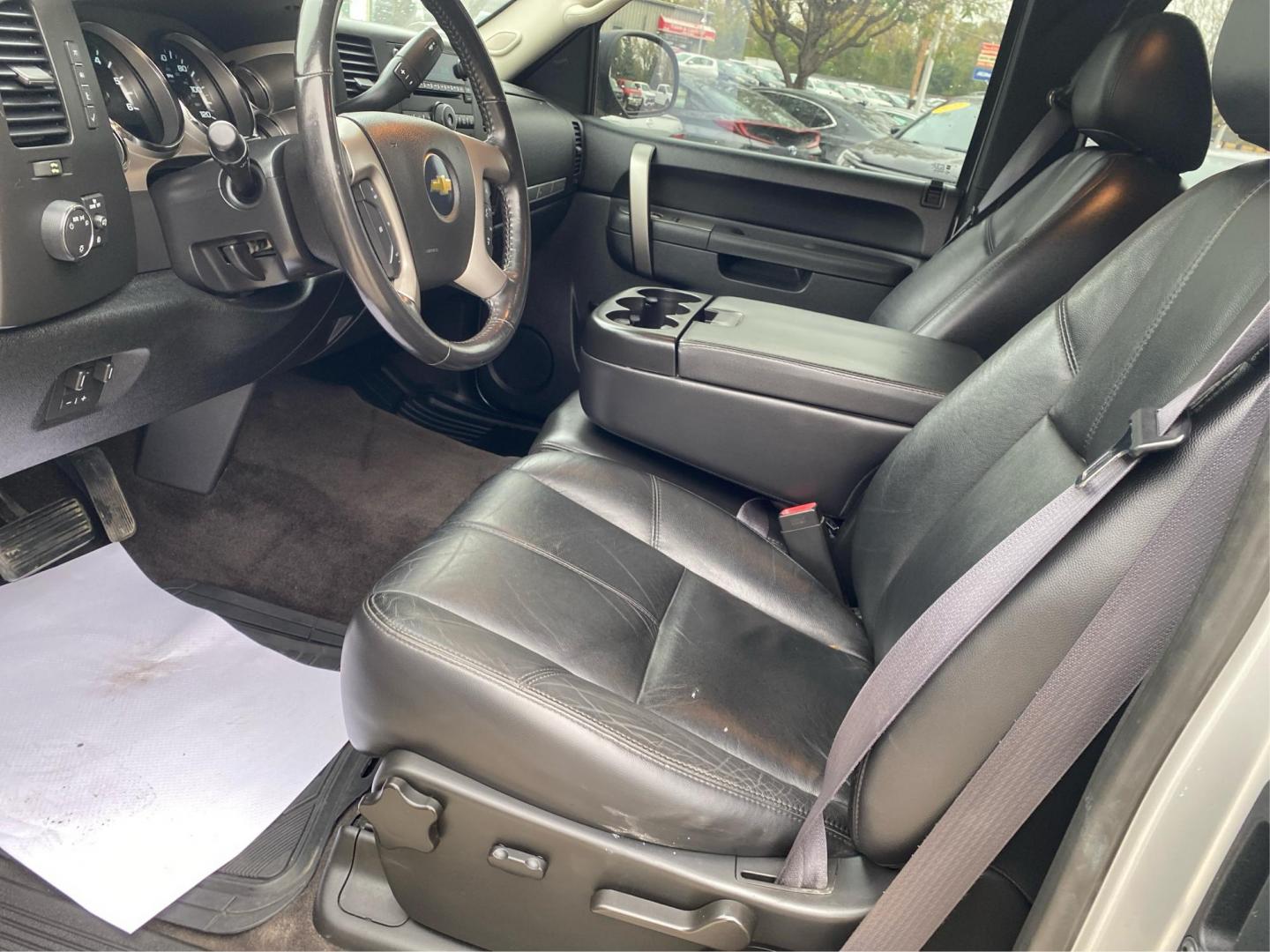 2011 SILVER CHEVROLET SILVERADO 1500 LT (1GCRKSE30BZ) with an 5.3L engine, Automatic transmission, located at 908 SE 14th Street, Des Moines, IA, 50317, (515) 281-0330, 41.580303, -93.597046 - Photo#8