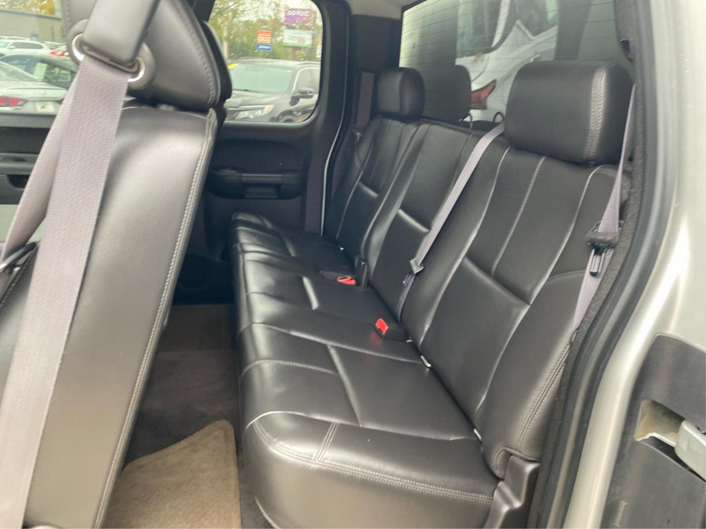 2011 SILVER CHEVROLET SILVERADO 1500 LT (1GCRKSE30BZ) with an 5.3L engine, Automatic transmission, located at 908 SE 14th Street, Des Moines, IA, 50317, (515) 281-0330, 41.580303, -93.597046 - Photo#9