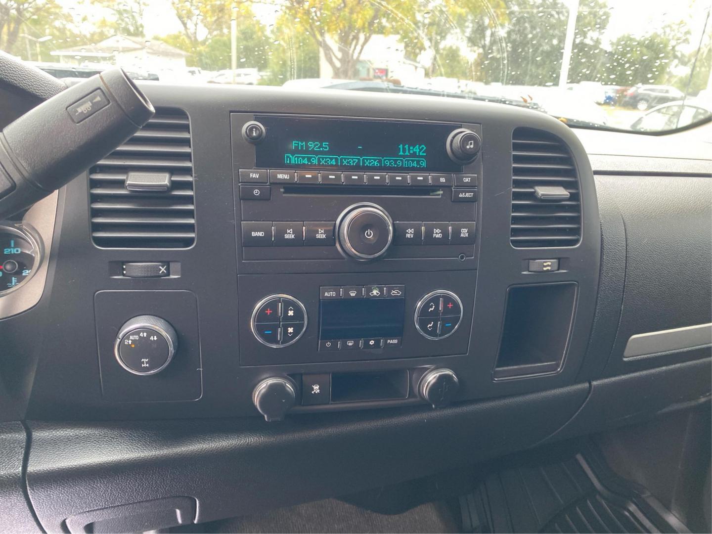 2011 SILVER CHEVROLET SILVERADO 1500 LT (1GCRKSE30BZ) with an 5.3L engine, Automatic transmission, located at 908 SE 14th Street, Des Moines, IA, 50317, (515) 281-0330, 41.580303, -93.597046 - Photo#12