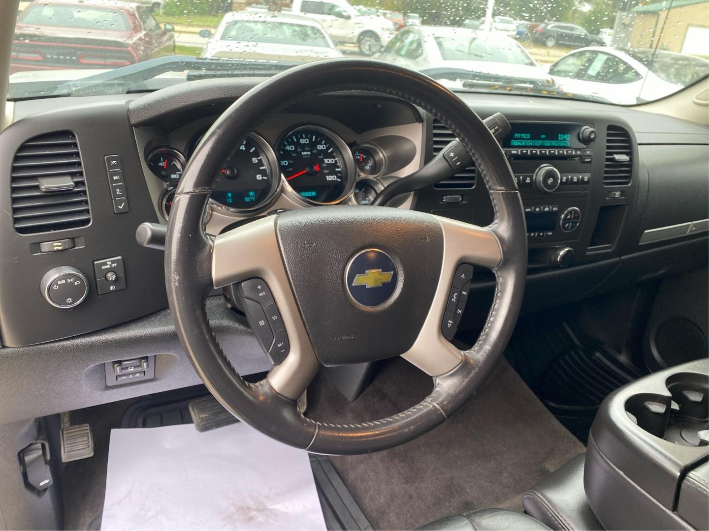 2011 SILVER CHEVROLET SILVERADO 1500 LT (1GCRKSE30BZ) with an 5.3L engine, Automatic transmission, located at 908 SE 14th Street, Des Moines, IA, 50317, (515) 281-0330, 41.580303, -93.597046 - Photo#15
