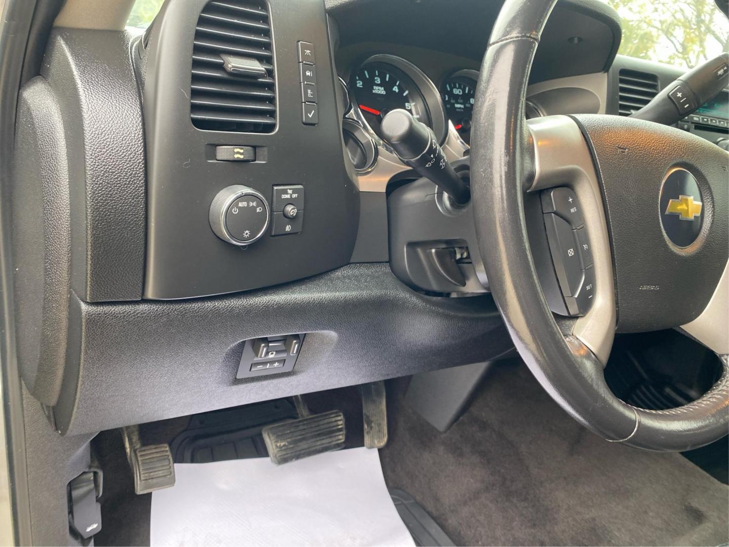2011 SILVER CHEVROLET SILVERADO 1500 LT (1GCRKSE30BZ) with an 5.3L engine, Automatic transmission, located at 908 SE 14th Street, Des Moines, IA, 50317, (515) 281-0330, 41.580303, -93.597046 - Photo#16