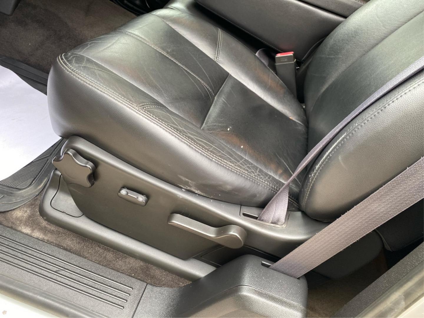 2011 SILVER CHEVROLET SILVERADO 1500 LT (1GCRKSE30BZ) with an 5.3L engine, Automatic transmission, located at 908 SE 14th Street, Des Moines, IA, 50317, (515) 281-0330, 41.580303, -93.597046 - Photo#17