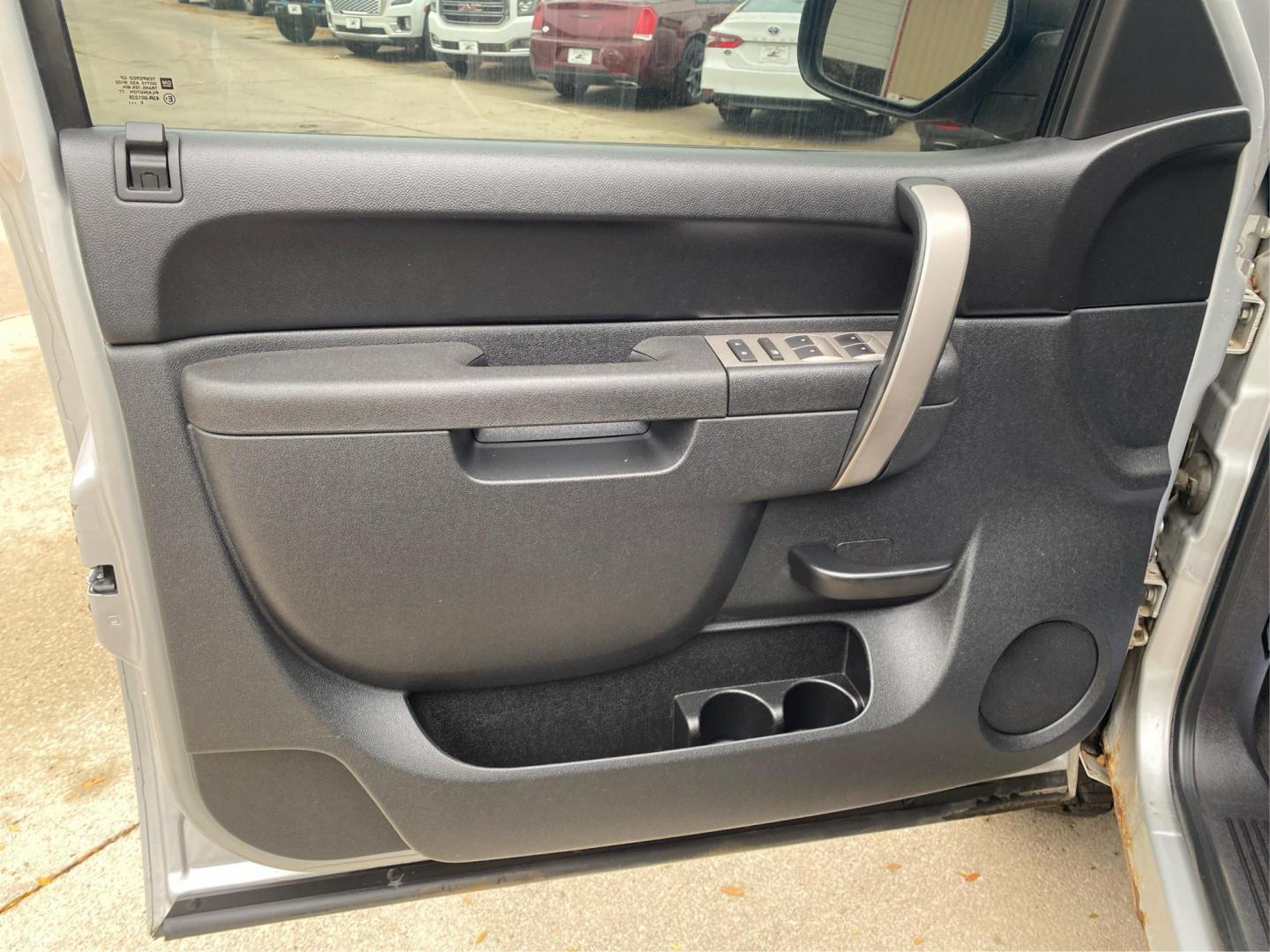 2011 SILVER CHEVROLET SILVERADO 1500 LT (1GCRKSE30BZ) with an 5.3L engine, Automatic transmission, located at 908 SE 14th Street, Des Moines, IA, 50317, (515) 281-0330, 41.580303, -93.597046 - Photo#18