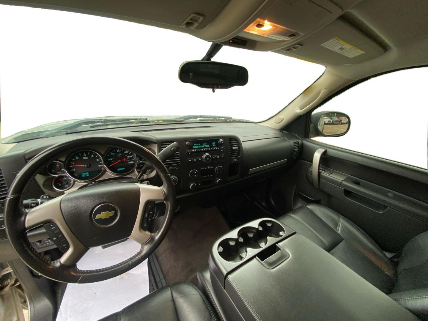 2011 SILVER CHEVROLET SILVERADO 1500 LT (1GCRKSE30BZ) with an 5.3L engine, Automatic transmission, located at 908 SE 14th Street, Des Moines, IA, 50317, (515) 281-0330, 41.580303, -93.597046 - Photo#21