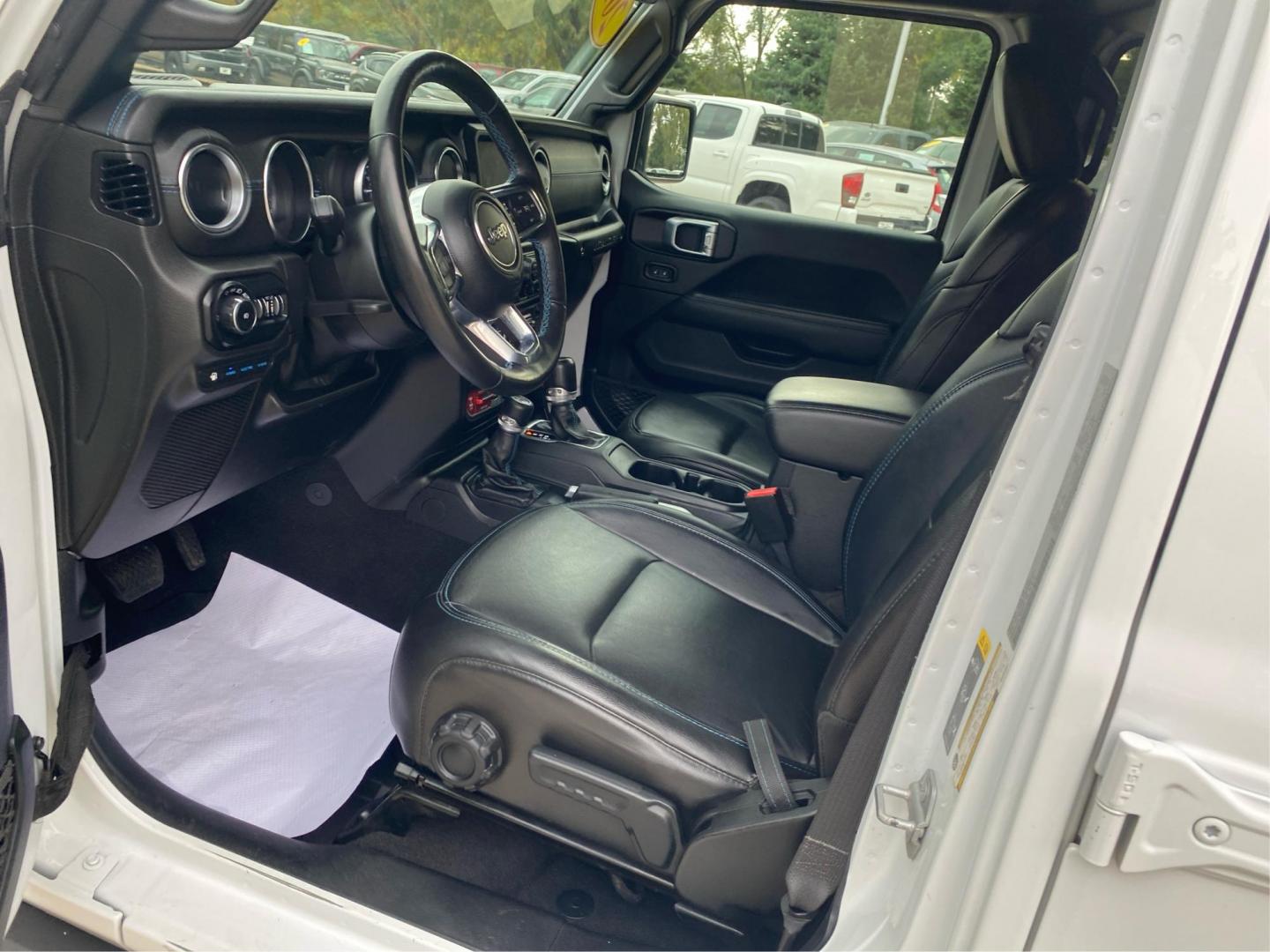 2021 WHITE JEEP WRANGLER UNLIMI RUBICON 4XE (1C4JJXR61MW) with an 2.0L engine, Automatic transmission, located at 908 SE 14th Street, Des Moines, IA, 50317, (515) 281-0330, 41.580303, -93.597046 - Photo#8