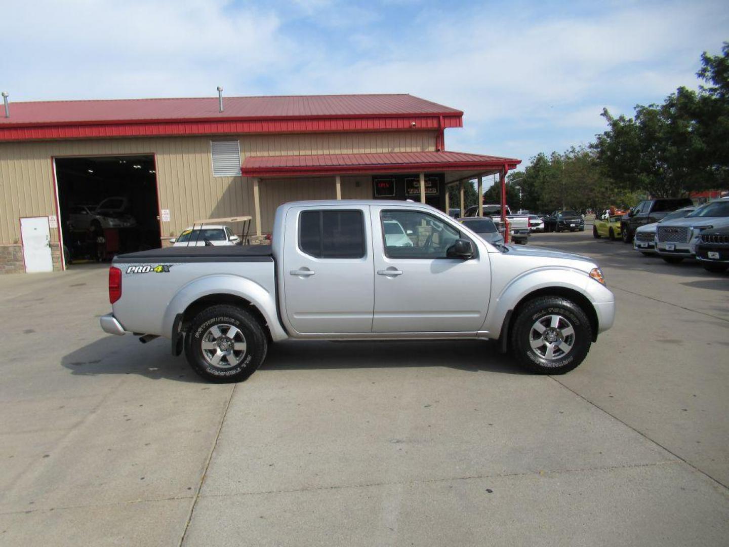 2018 GRAY NISSAN FRONTIER SV (1N6AD0EV4JN) with an 4.0L engine, Automatic transmission, located at 908 SE 14th Street, Des Moines, IA, 50317, (515) 281-0330, 41.580303, -93.597046 - Photo#3