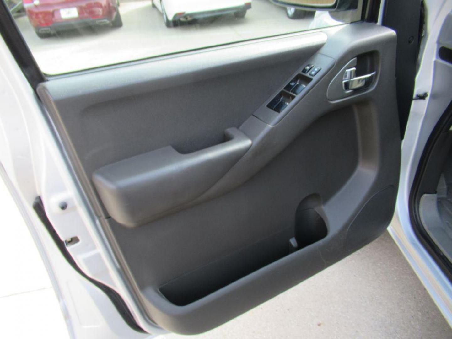 2018 GRAY NISSAN FRONTIER SV (1N6AD0EV4JN) with an 4.0L engine, Automatic transmission, located at 908 SE 14th Street, Des Moines, IA, 50317, (515) 281-0330, 41.580303, -93.597046 - Photo#9