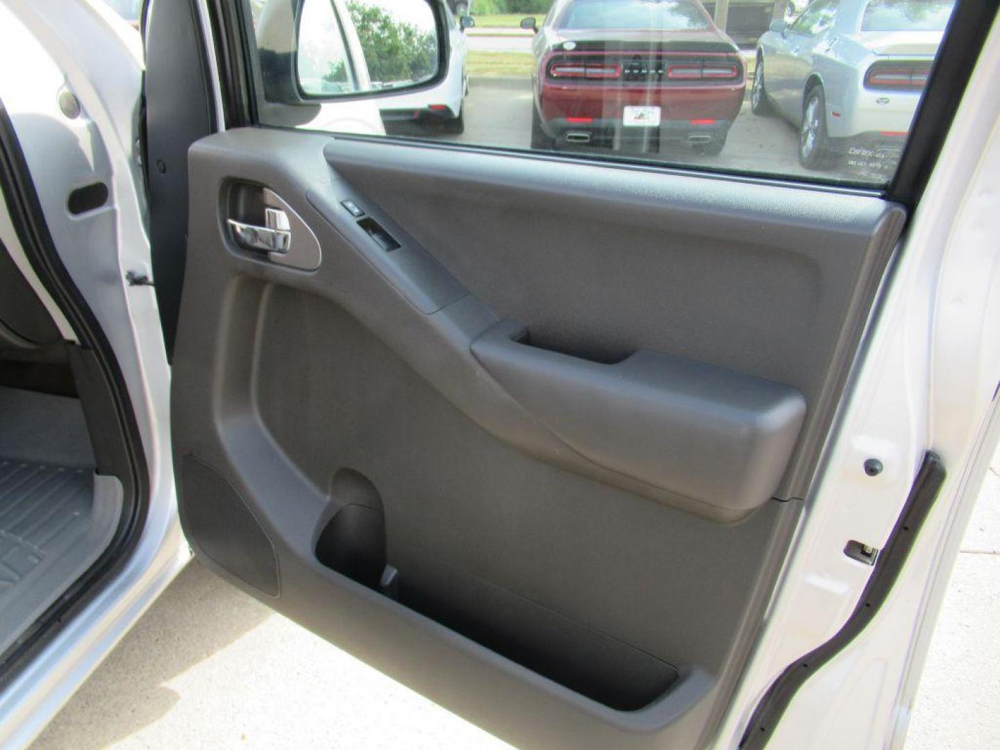 2018 GRAY NISSAN FRONTIER SV (1N6AD0EV4JN) with an 4.0L engine, Automatic transmission, located at 908 SE 14th Street, Des Moines, IA, 50317, (515) 281-0330, 41.580303, -93.597046 - Photo#12