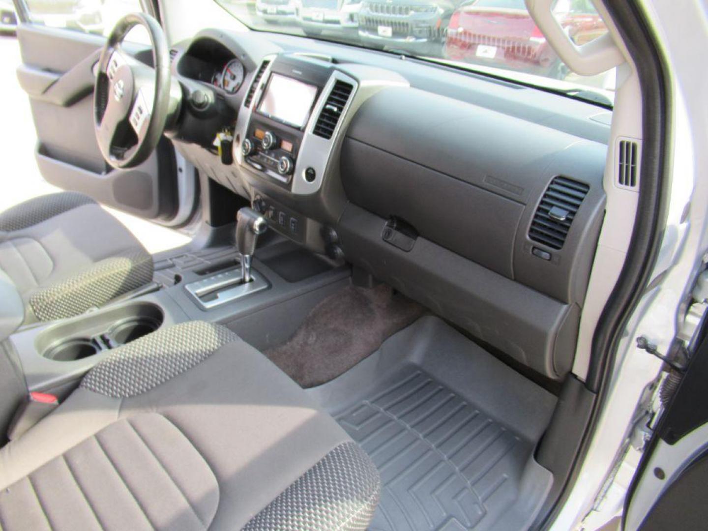 2018 GRAY NISSAN FRONTIER SV (1N6AD0EV4JN) with an 4.0L engine, Automatic transmission, located at 908 SE 14th Street, Des Moines, IA, 50317, (515) 281-0330, 41.580303, -93.597046 - Photo#13