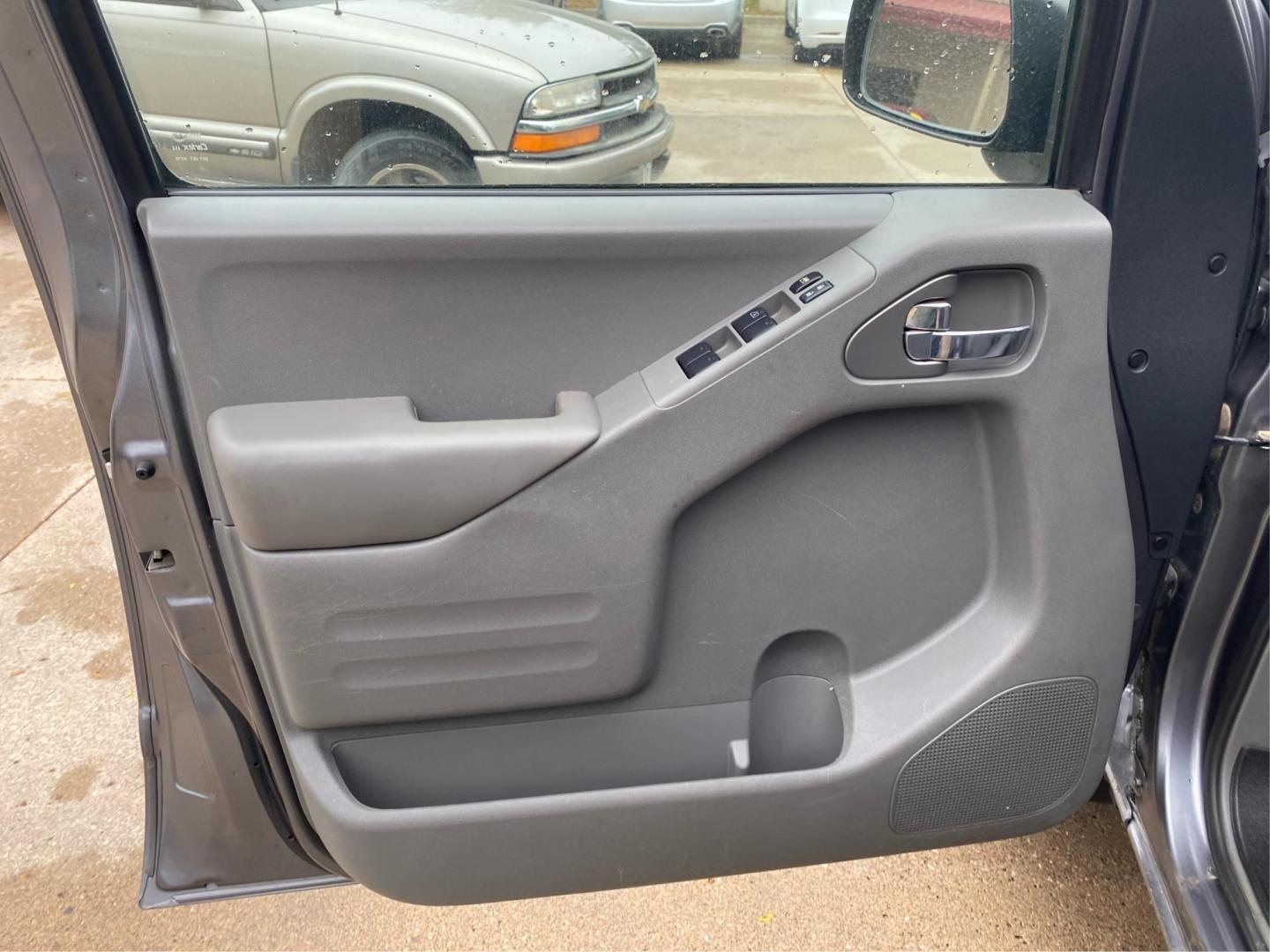 2018 GRAY NISSAN FRONTIER SV (1N6AD0EV4JN) with an 4.0L engine, Automatic transmission, located at 908 SE 14th Street, Des Moines, IA, 50317, (515) 281-0330, 41.580303, -93.597046 - Photo#17