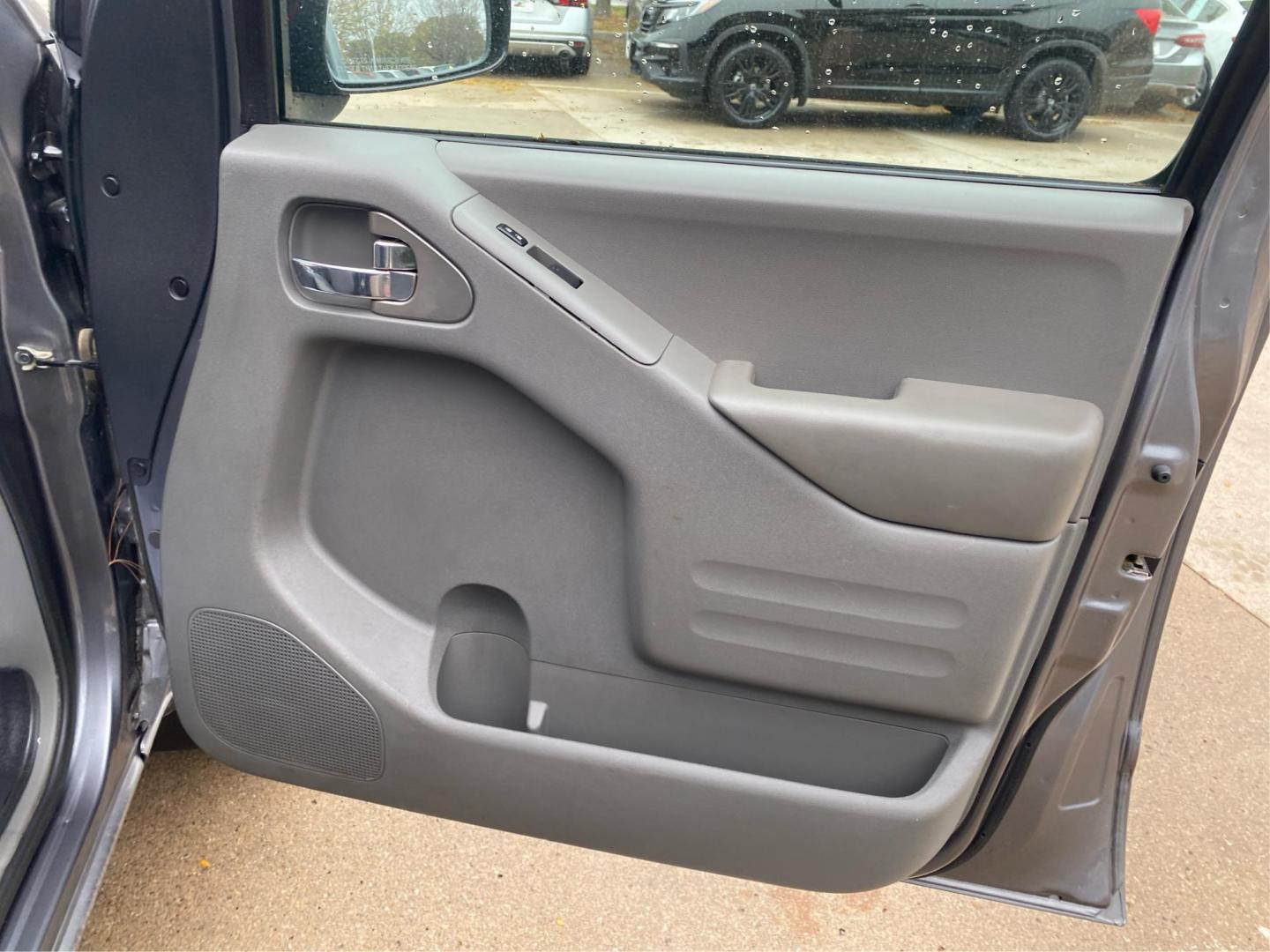 2018 GRAY NISSAN FRONTIER SV (1N6AD0EV4JN) with an 4.0L engine, Automatic transmission, located at 908 SE 14th Street, Des Moines, IA, 50317, (515) 281-0330, 41.580303, -93.597046 - Photo#18