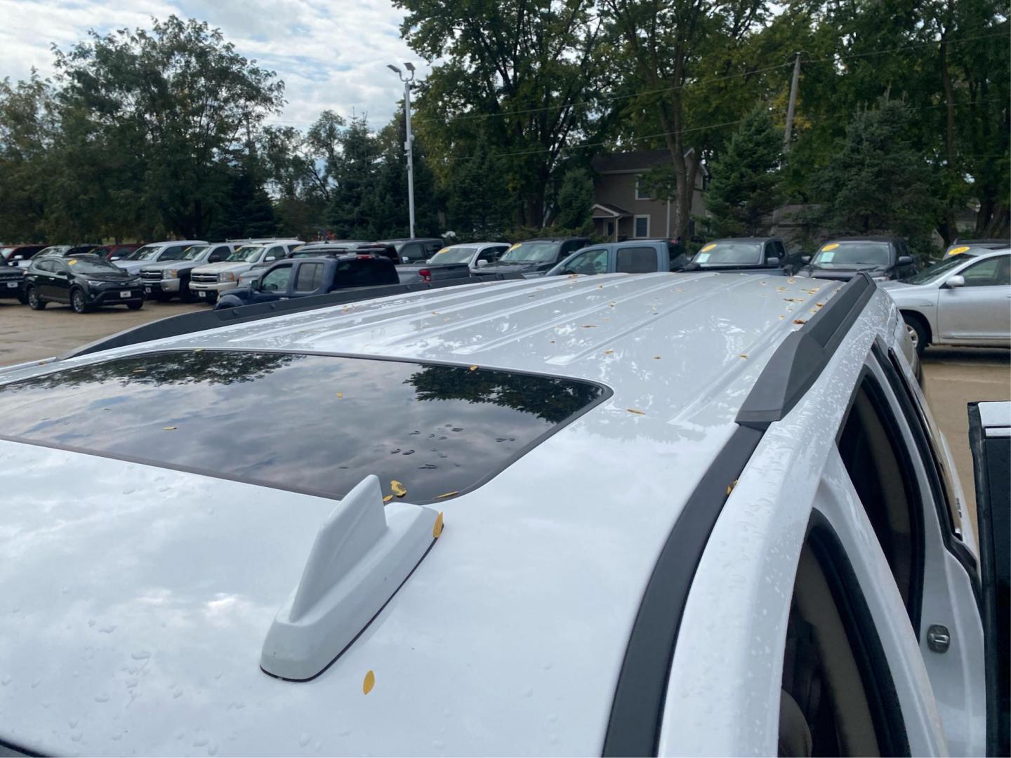 2020 WHITE GMC YUKON SLT (1GKS2BKC8LR) with an 5.3L engine, Automatic transmission, located at 908 SE 14th Street, Des Moines, IA, 50317, (515) 281-0330, 41.580303, -93.597046 - Photo#11