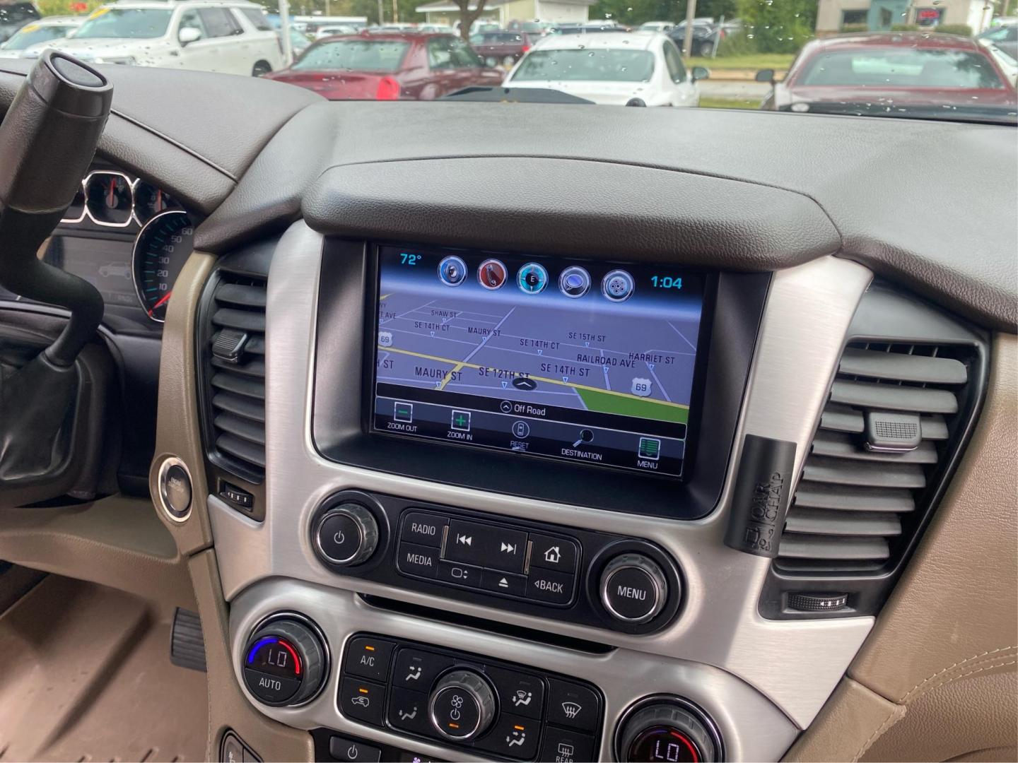 2020 WHITE GMC YUKON SLT (1GKS2BKC8LR) with an 5.3L engine, Automatic transmission, located at 908 SE 14th Street, Des Moines, IA, 50317, (515) 281-0330, 41.580303, -93.597046 - Photo#13
