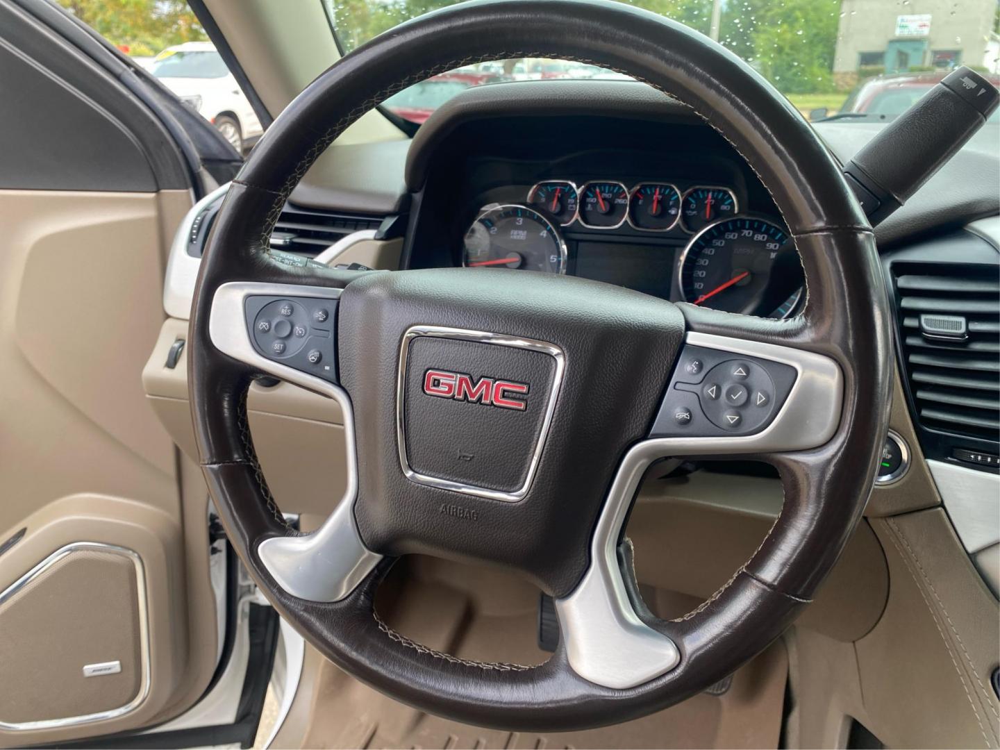 2020 WHITE GMC YUKON SLT (1GKS2BKC8LR) with an 5.3L engine, Automatic transmission, located at 908 SE 14th Street, Des Moines, IA, 50317, (515) 281-0330, 41.580303, -93.597046 - Photo#16