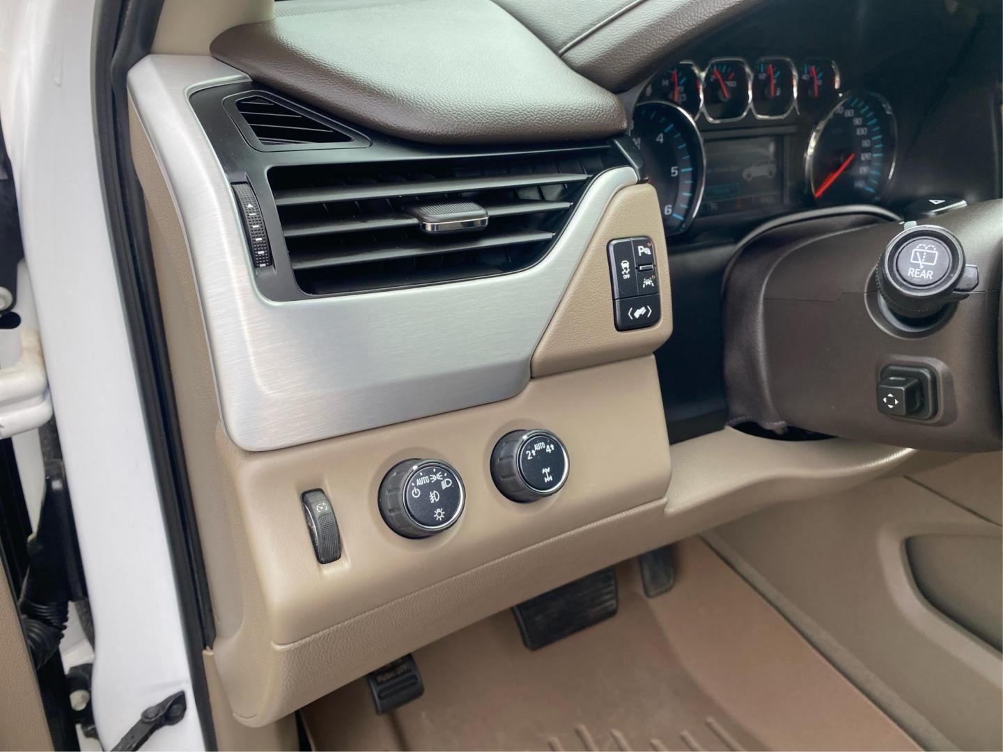 2020 WHITE GMC YUKON SLT (1GKS2BKC8LR) with an 5.3L engine, Automatic transmission, located at 908 SE 14th Street, Des Moines, IA, 50317, (515) 281-0330, 41.580303, -93.597046 - Photo#17